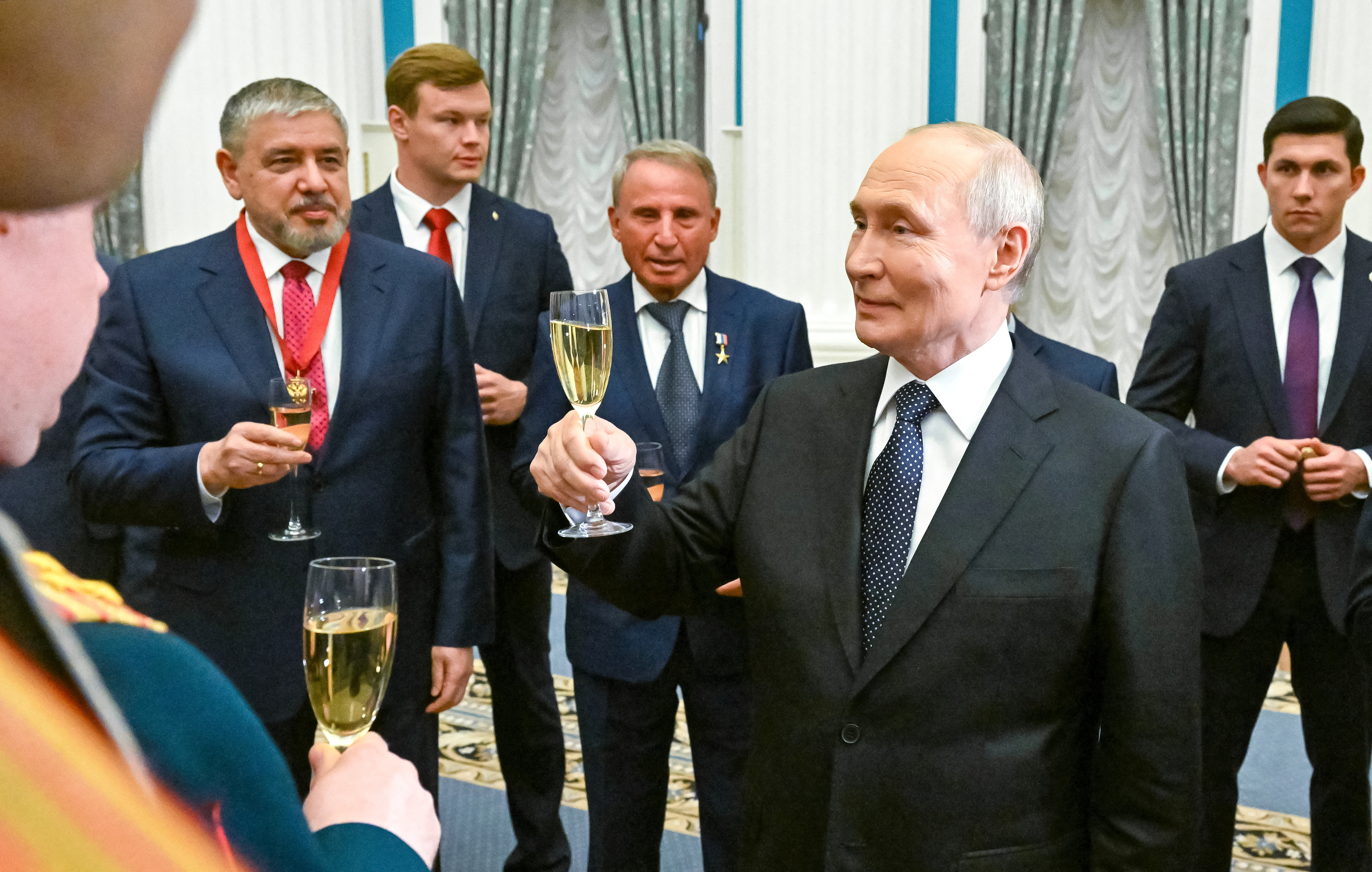vladimir putin slavlje šampanjac