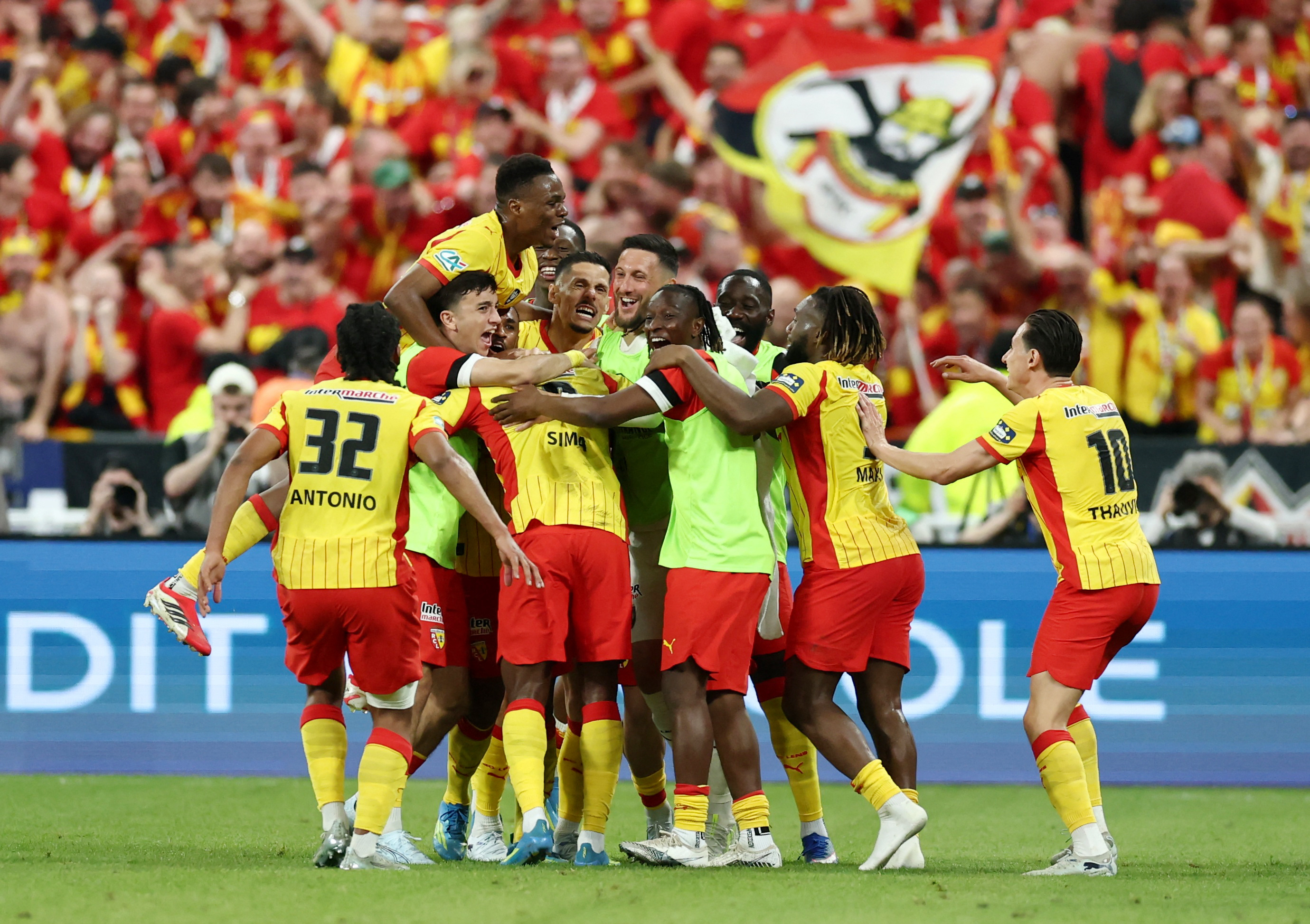 Soccer Football - Coupe de France - Final - RC Lens v OGC Nice - Stade de France, Saint Denis, France - May 22, 2026 RC Lens' Abdallah Sima celebrates scoring their third goal with teammates REUTERS/Stephane Mahe