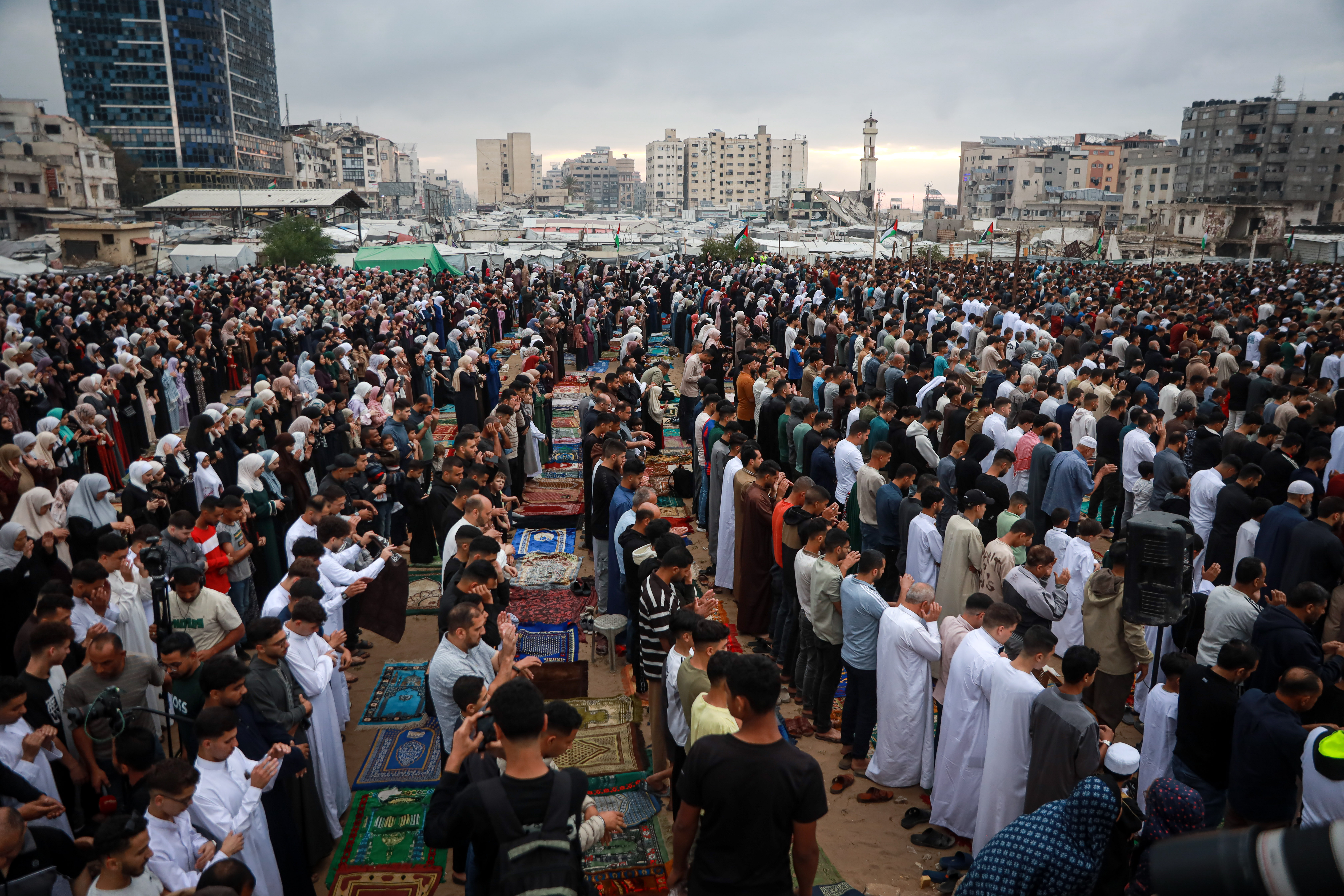 AA-20260527-41507835-41507818-PALESTINCI_OBILJEZAVAJU_KURBANBAJRAM_U_RAZRUSENOJ_GAZI.jpg