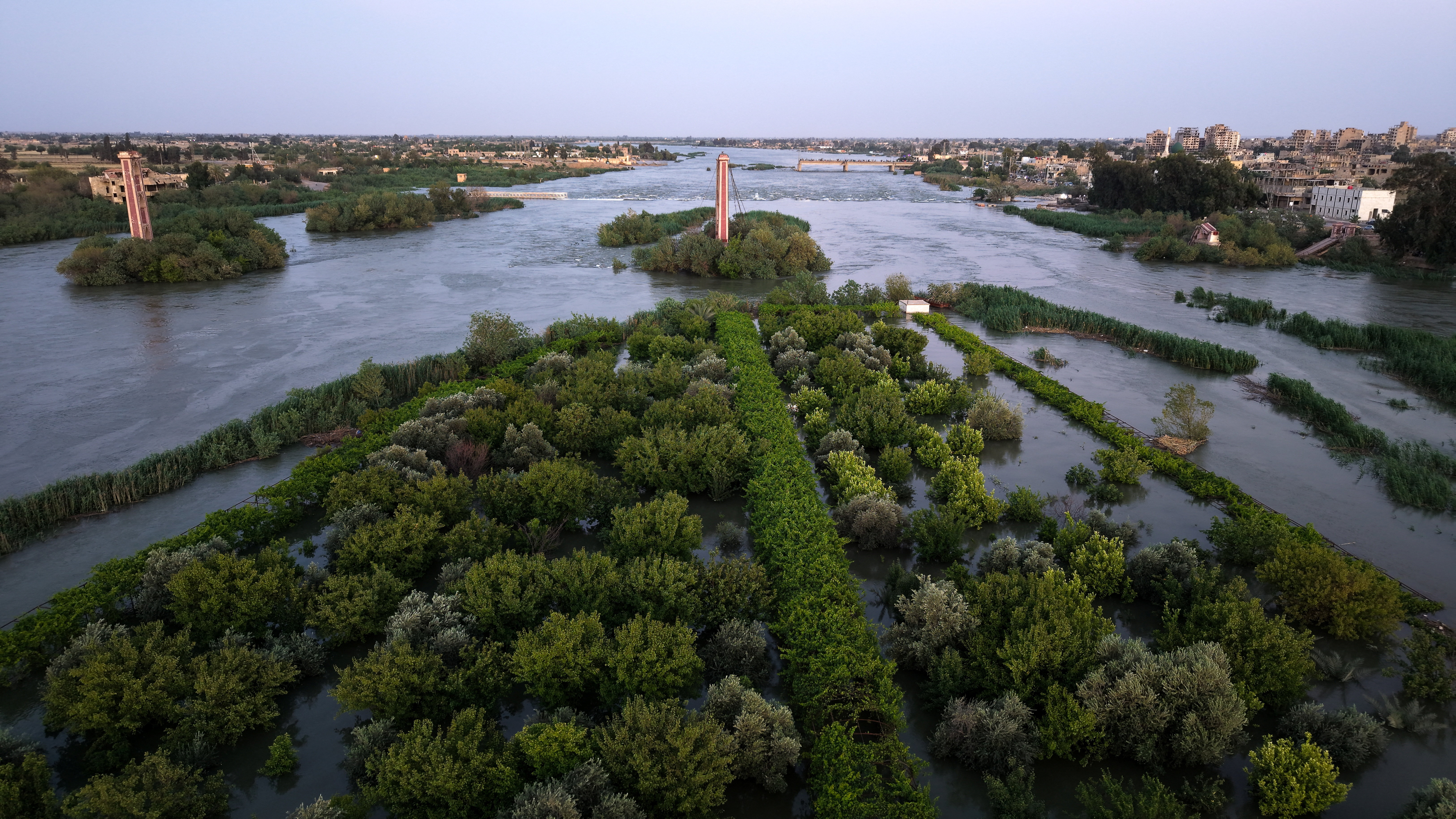 2026-05-29T200933Z_869534144_RC27JLAHWFI0_RTRMADP_3_SYRIA-DEIR-AL-ZOR-EUPHRATES-FLOOD.JPG