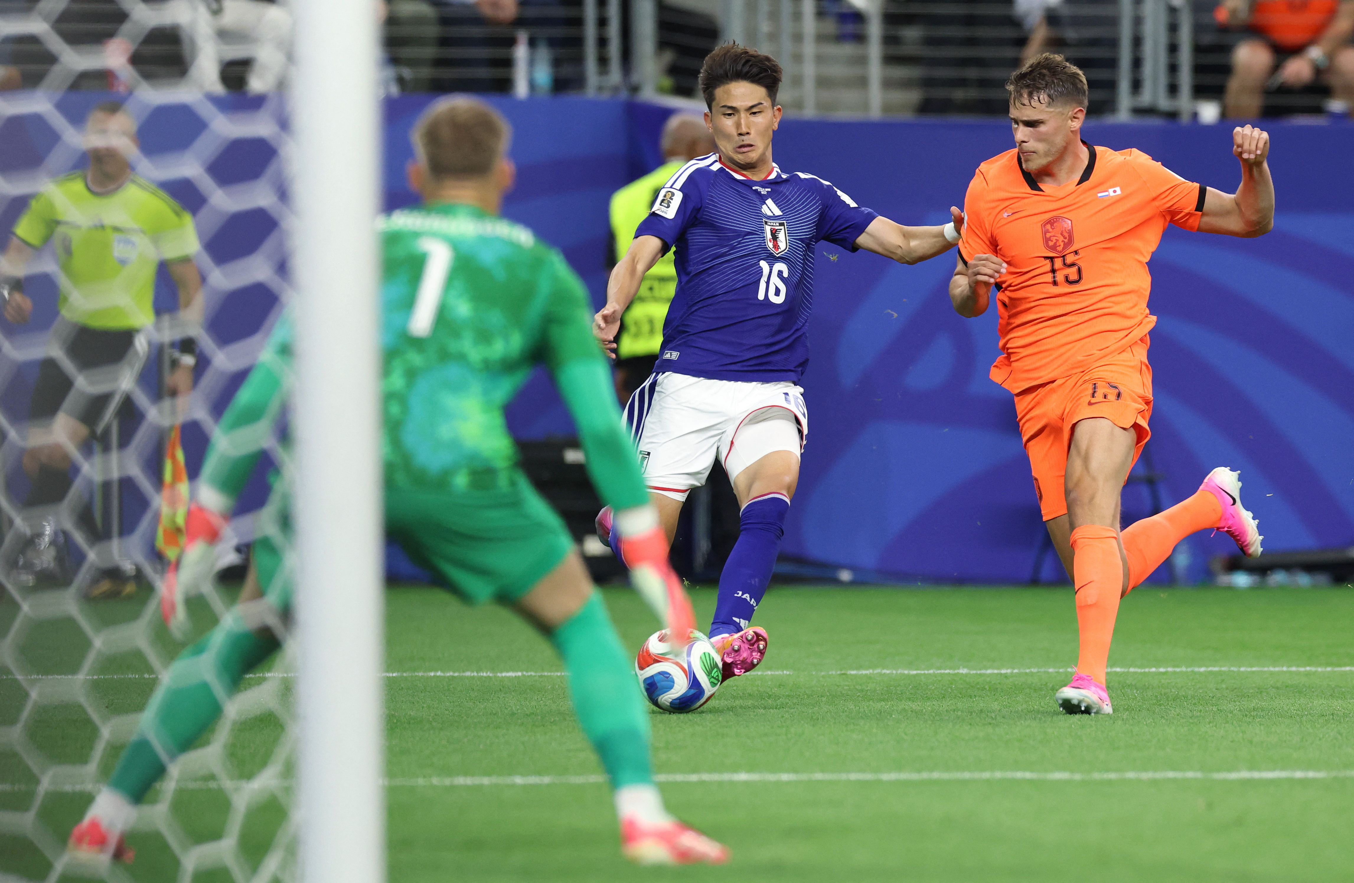 Soccer Football - FIFA World Cup 2026 - Group F - Netherlands v Japan - Dallas Stadium, Arlington, Texas, U.S. - June 14, 2026 Japan's Tsuyoshi Watanabe in action with Netherlands' Micky van de Ven and Bart Verbruggen IMAGN IMAGES via Reuters/Tim Heitman