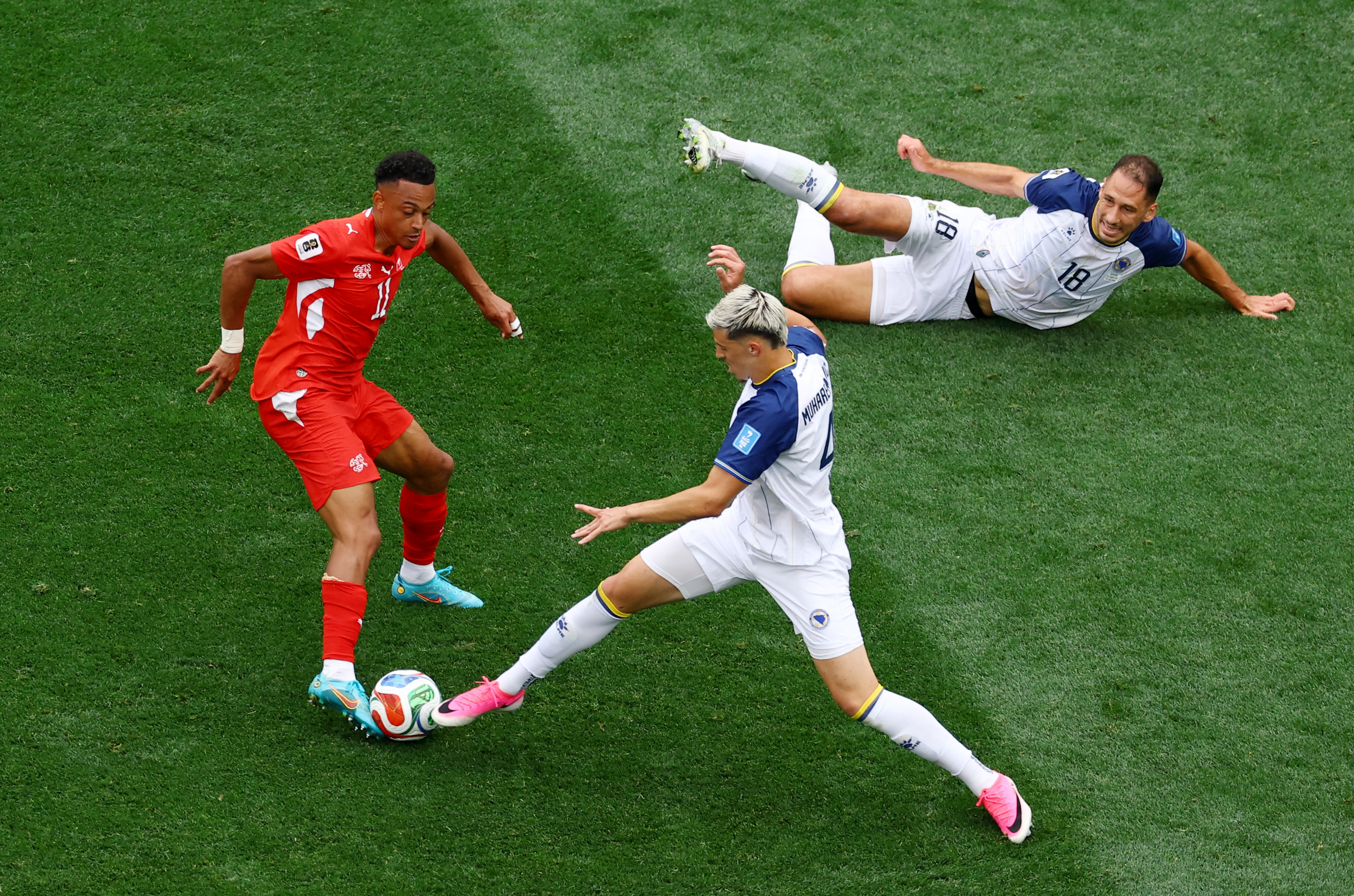 Soccer Football - FIFA World Cup 2026 - Group B - Switzerland v Bosnia and Herzegovina - Los Angeles Stadium, Inglewood, California, U.S. - June 18, 2026 Switzerland's Dan Ndoye in action with Bosnia and Herzegovina's Tarik Muharemovic as Nikola Katic loo