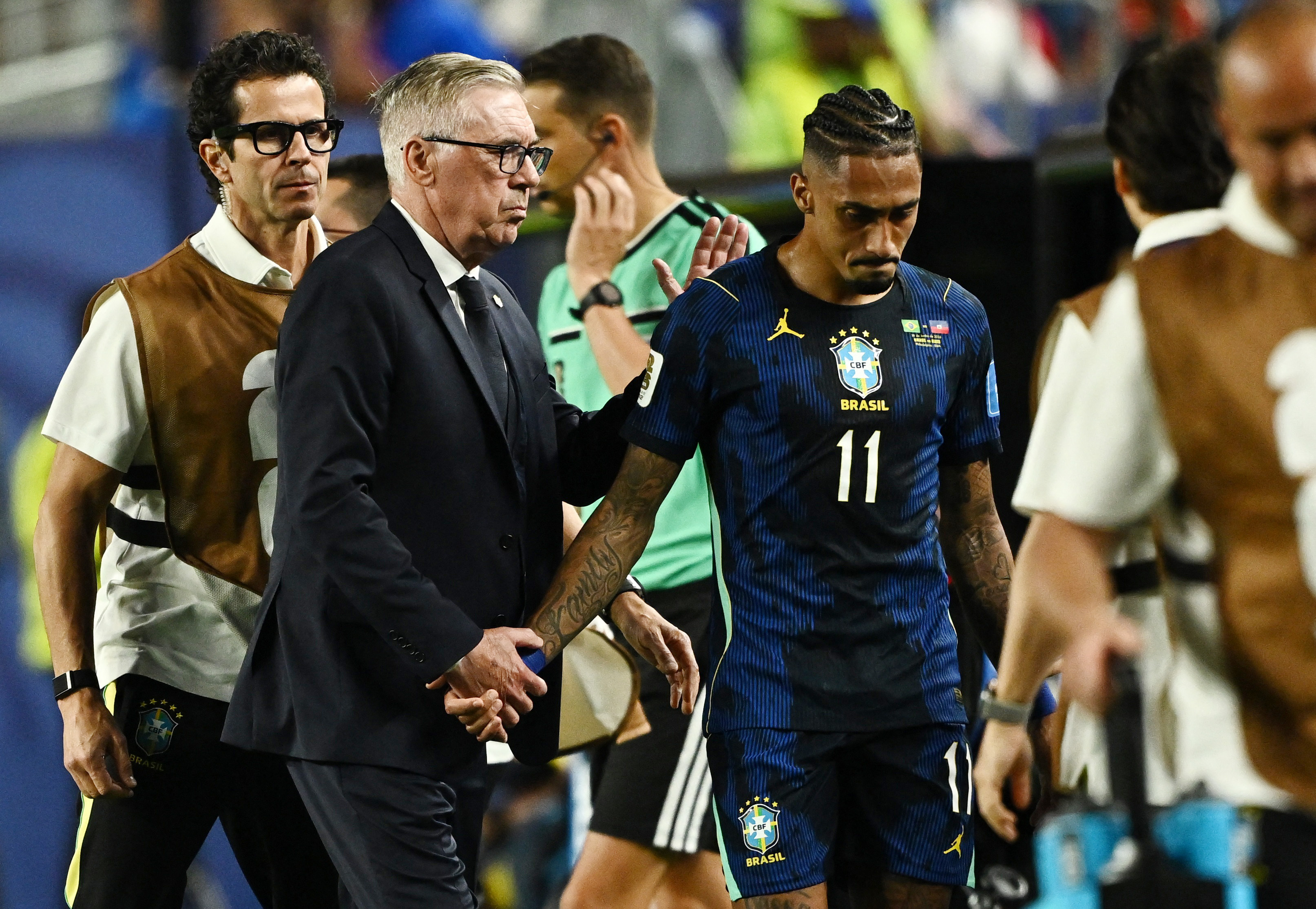 Soccer Football - FIFA World Cup 2026 - Group C - Brazil v Haiti - Philadelphia Stadium, Philadelphia, Pennsylvania, U.S. - June 19, 2026 Brazil coach Carlo Ancelotti consoles Raphinha as he walks off the pitch after sustaining an injury REUTERS/Dylan Mar