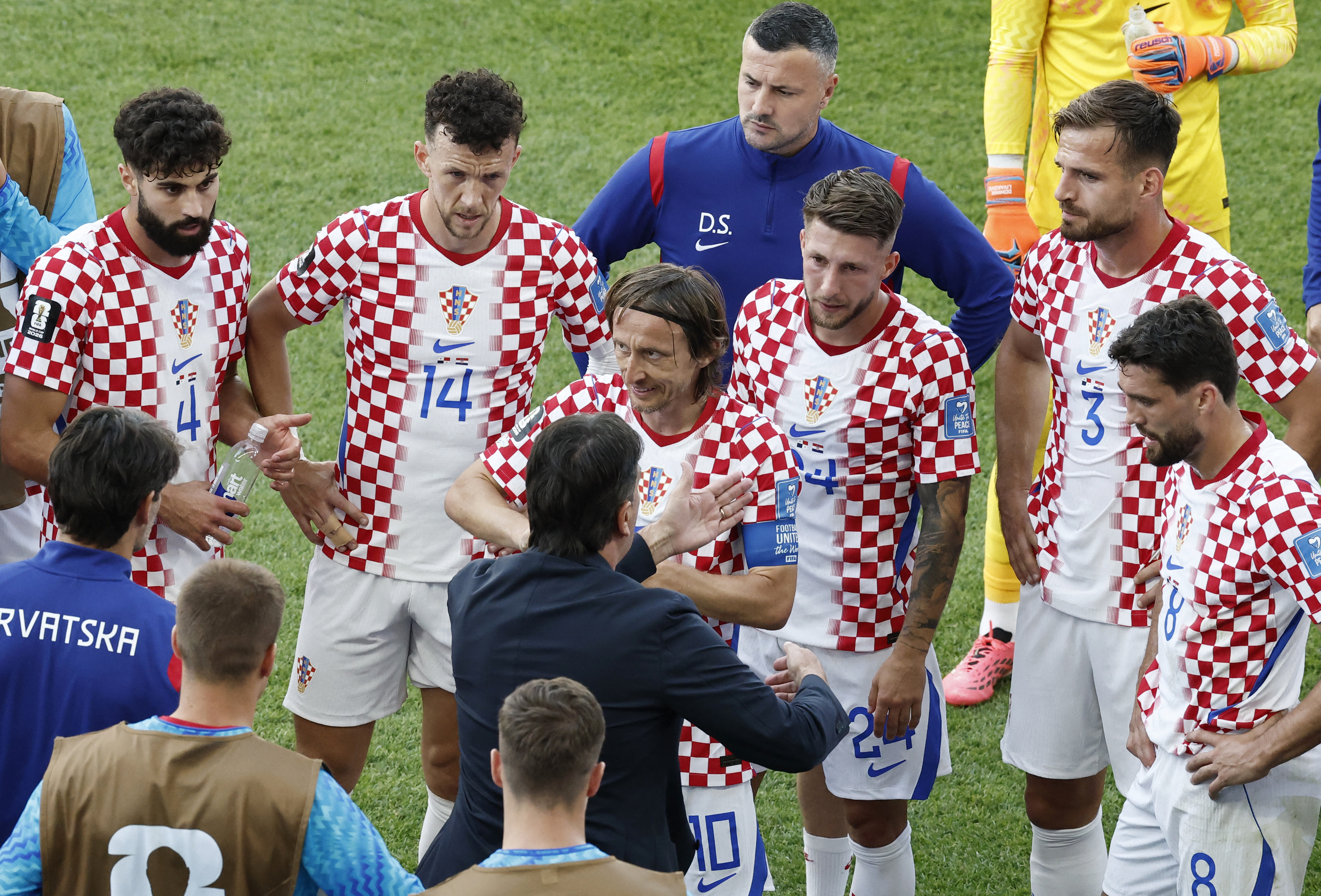 Soccer Football - FIFA World Cup 2026 - Group L - Panama v Croatia - Toronto Stadium, Toronto, Canada - June 23, 2026 Croatia coach Zlatko Dalic gives instructions to his players during a hydration break REUTERS/Thomas Mukoya