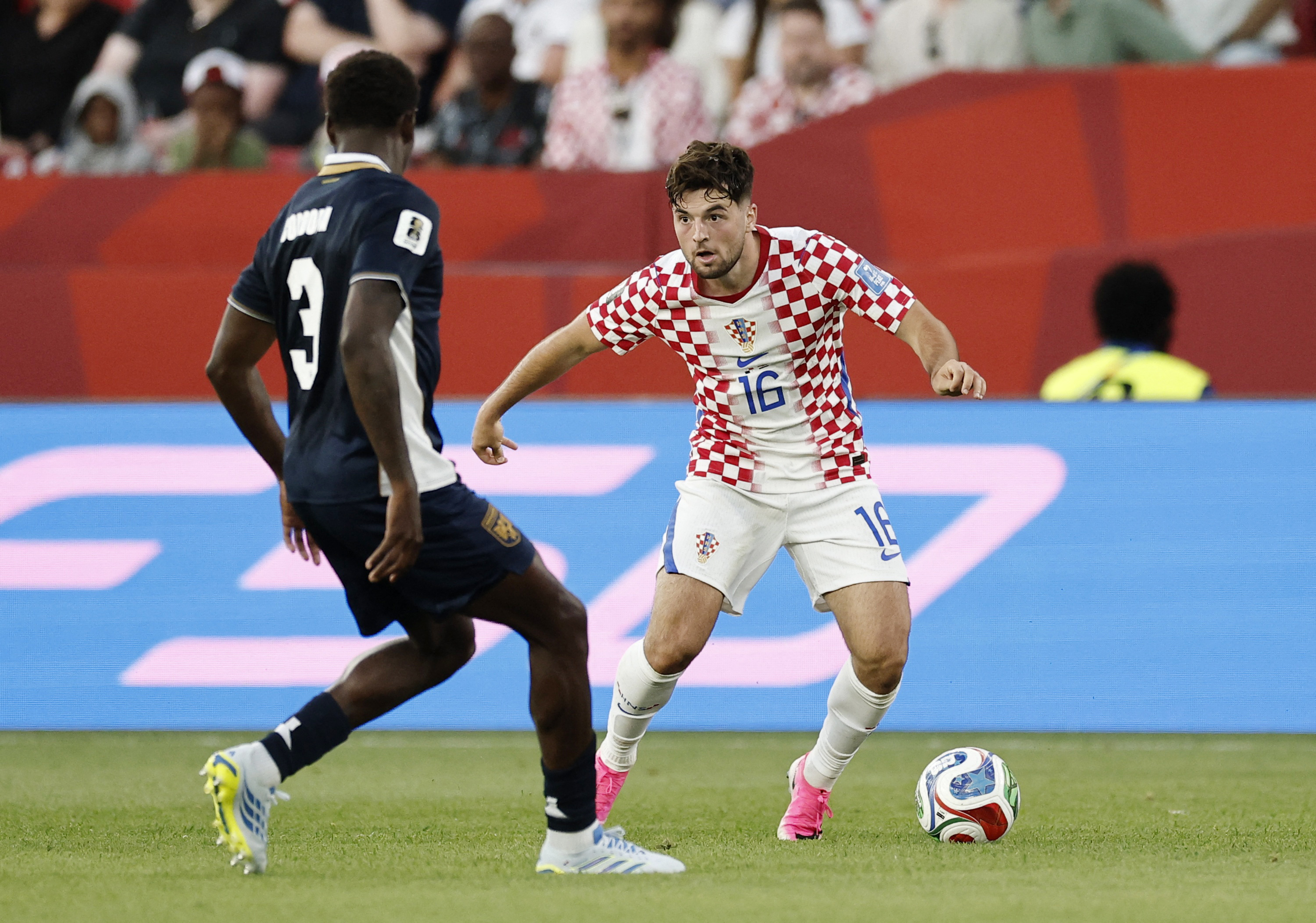 Soccer Football - FIFA World Cup 2026 - Group L - Panama v Croatia - Toronto Stadium, Toronto, Canada - June 23, 2026 Croatia's Martin Baturina in action with Panama's Jose Cordoba REUTERS/Benoit Tessier