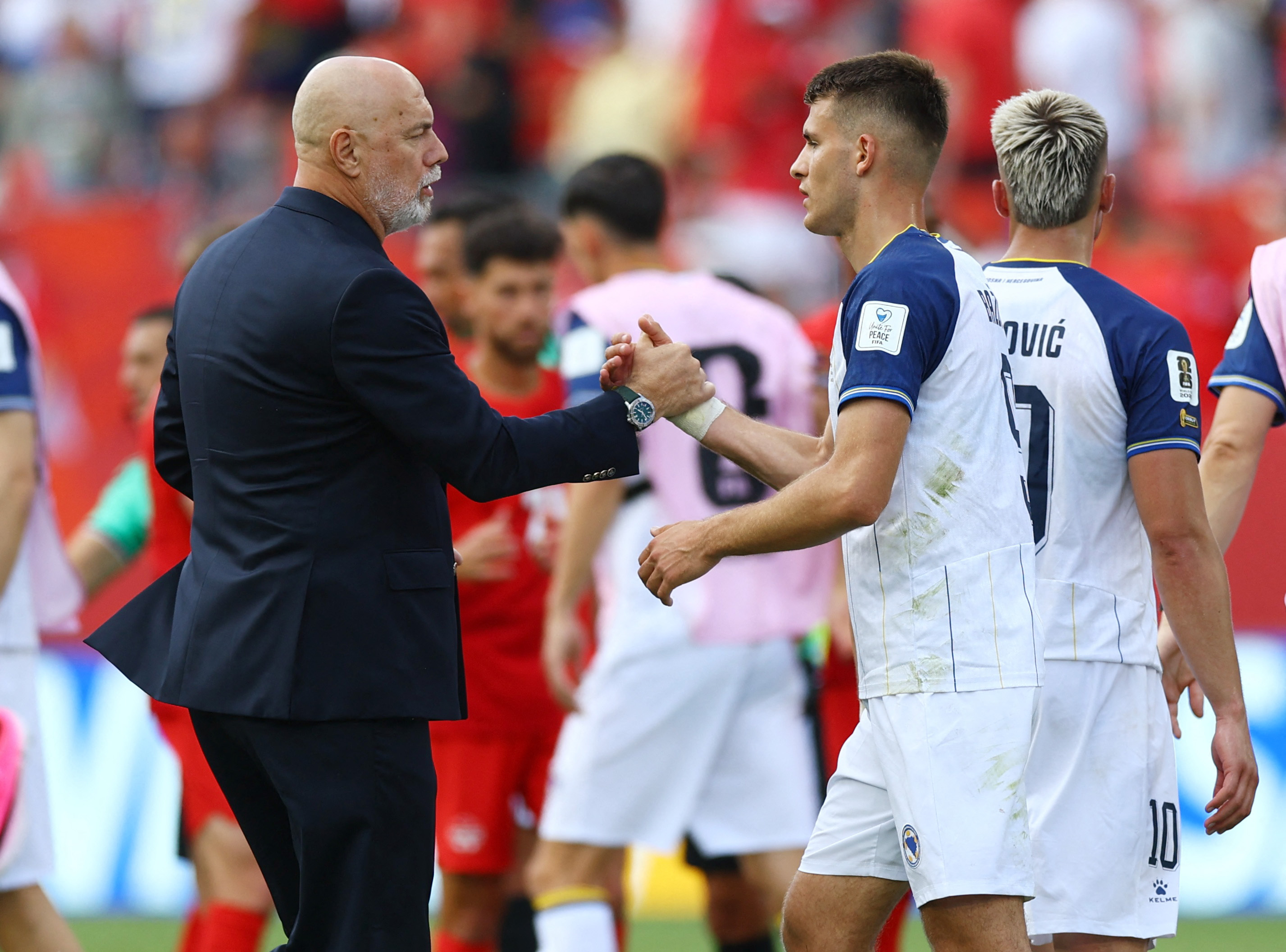Soccer Football - FIFA World Cup 2026 - Group B - Canada v Bosnia and Herzegovina - Toronto Stadium, Toronto, Canada - June 12, 2026 Bosnia and Herzegovina coach Sergej Barbarez shakes hands with Samed Bazdar after the match REUTERS/Claudia Greco