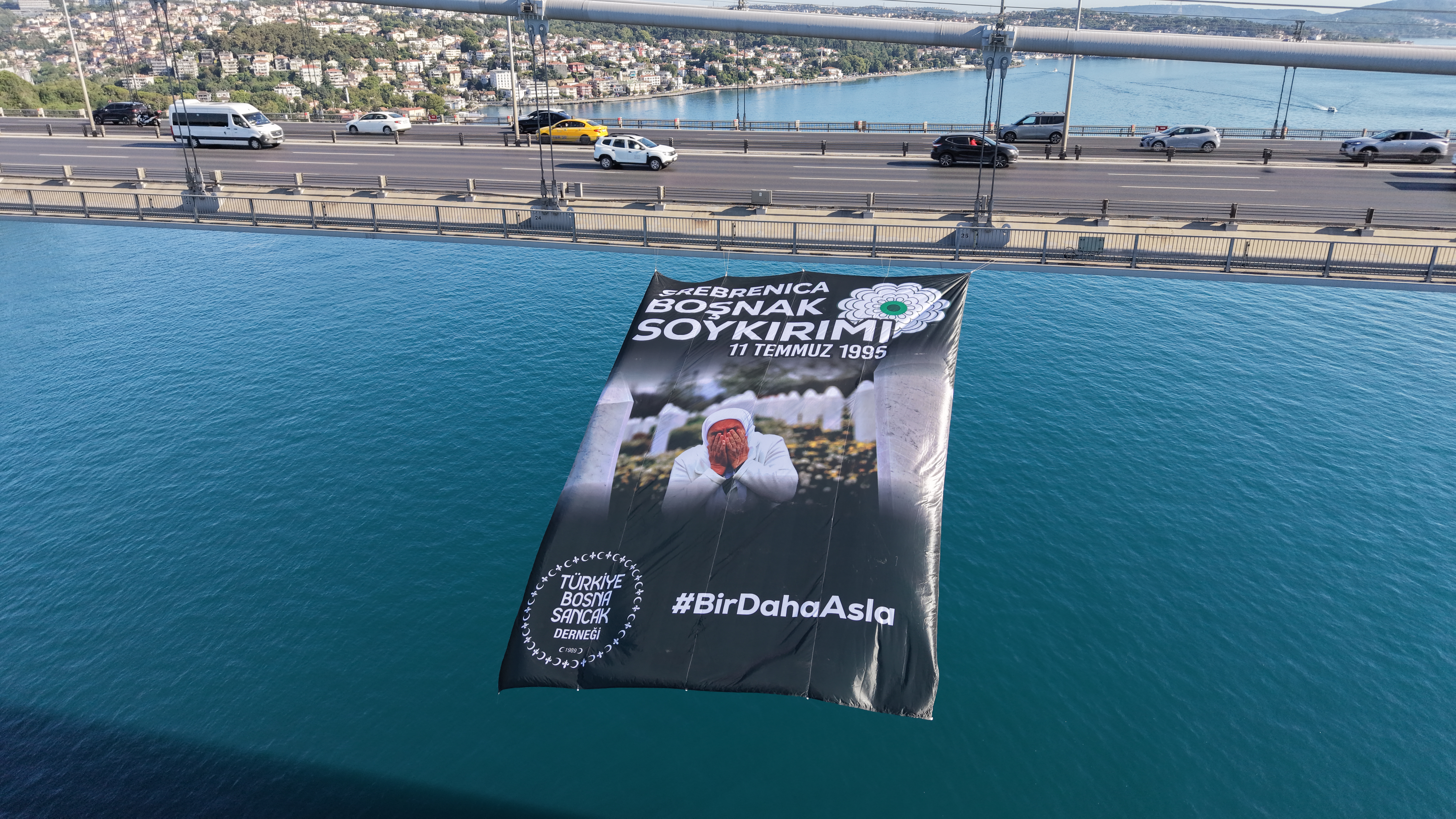 AA-20260708-41928634-41928632-TRANSPARENTI_S_PORUKOM_NIKAD_VISE_POSTAVLJENI_NA_MOSTOVIMA_U_ISTANBULU_POVODOM_GODISNJICE_GENOCIDA_U_SREBRENICI.jpg