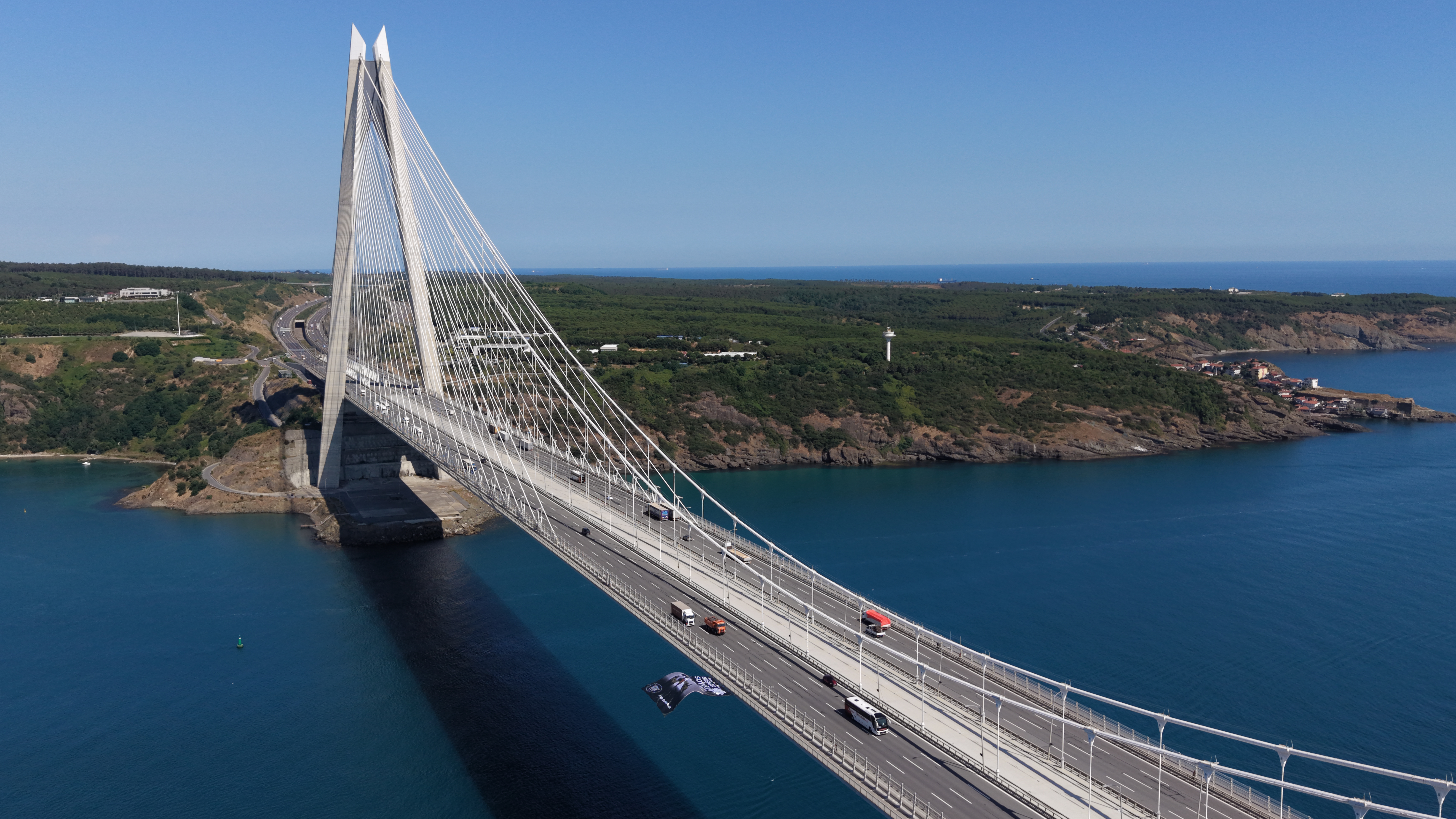 AA-20260708-41928634-41928633-TRANSPARENTI_S_PORUKOM_NIKAD_VISE_POSTAVLJENI_NA_MOSTOVIMA_U_ISTANBULU_POVODOM_GODISNJICE_GENOCIDA_U_SREBRENICI.jpg