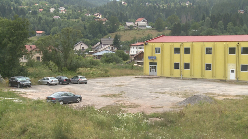 res_1783793106_brutalna-racija-mup-a-rs-na-palama-desetine-mladih-u-bolnici