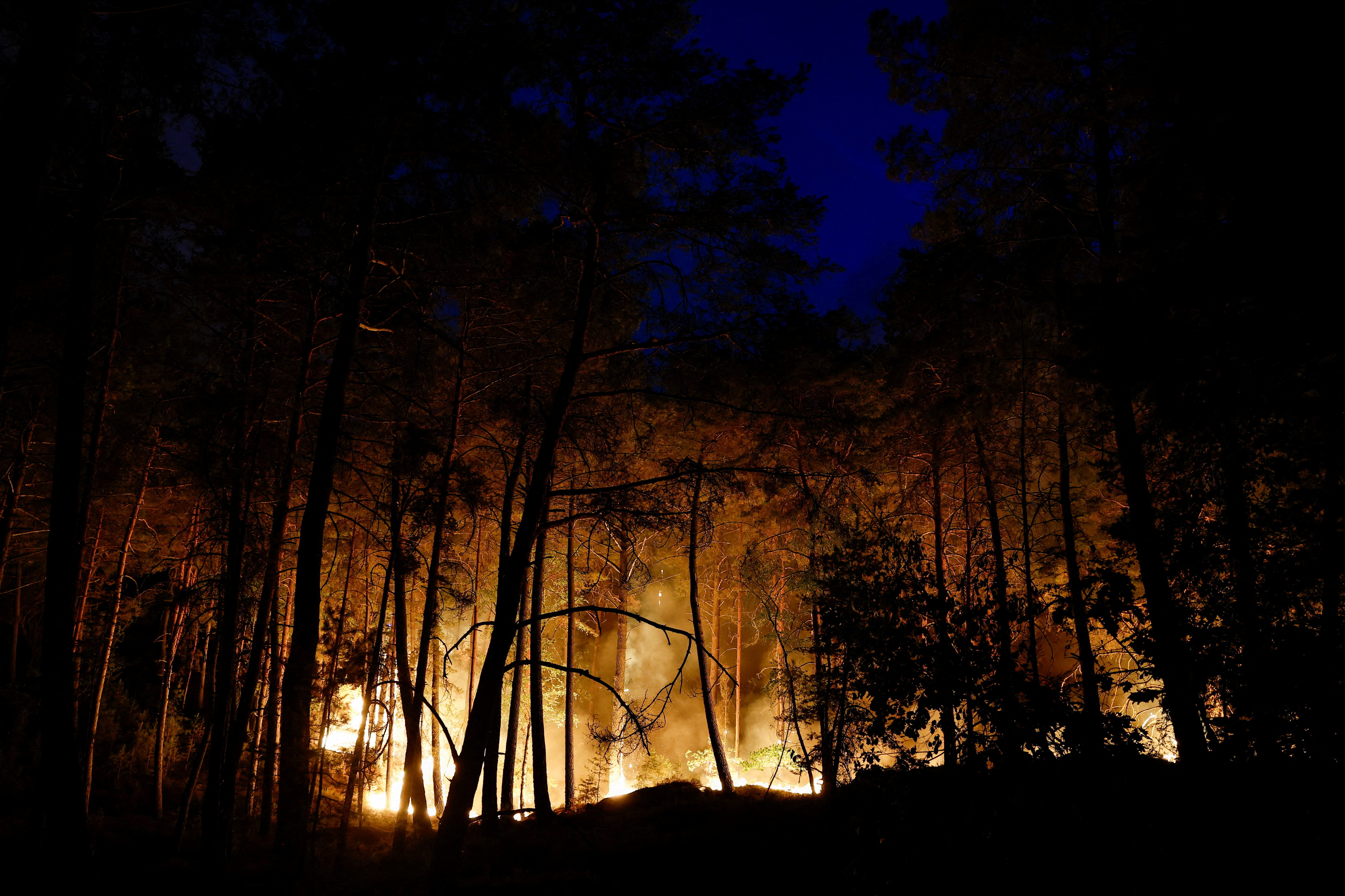 2026-07-12T210636Z_912344806_RC2KCMAI7KHH_RTRMADP_3_EUROPE-WEATHER-FRANCE-WILDFIRE