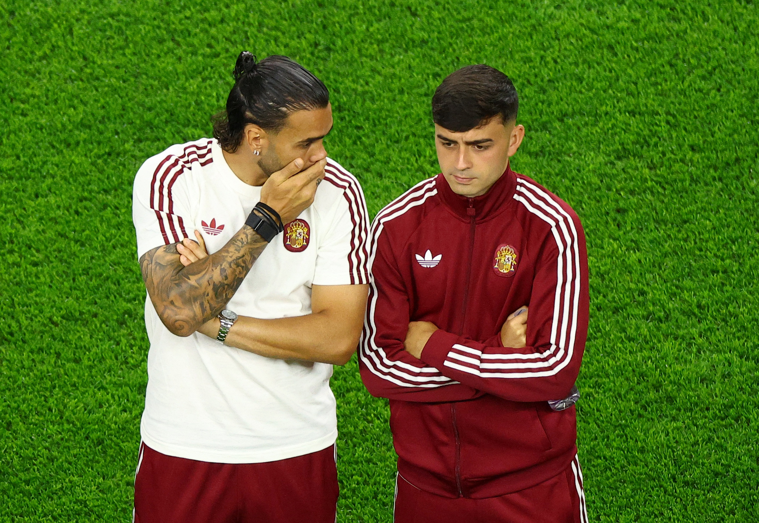 Soccer Football - FIFA World Cup 2026 - Semi Final - France v Spain - Dallas Stadium, Arlington, Texas, U.S. - July 14, 2026 Spain's David Raya and Pedri on the pitch before the match REUTERS/Agustin Marcarian