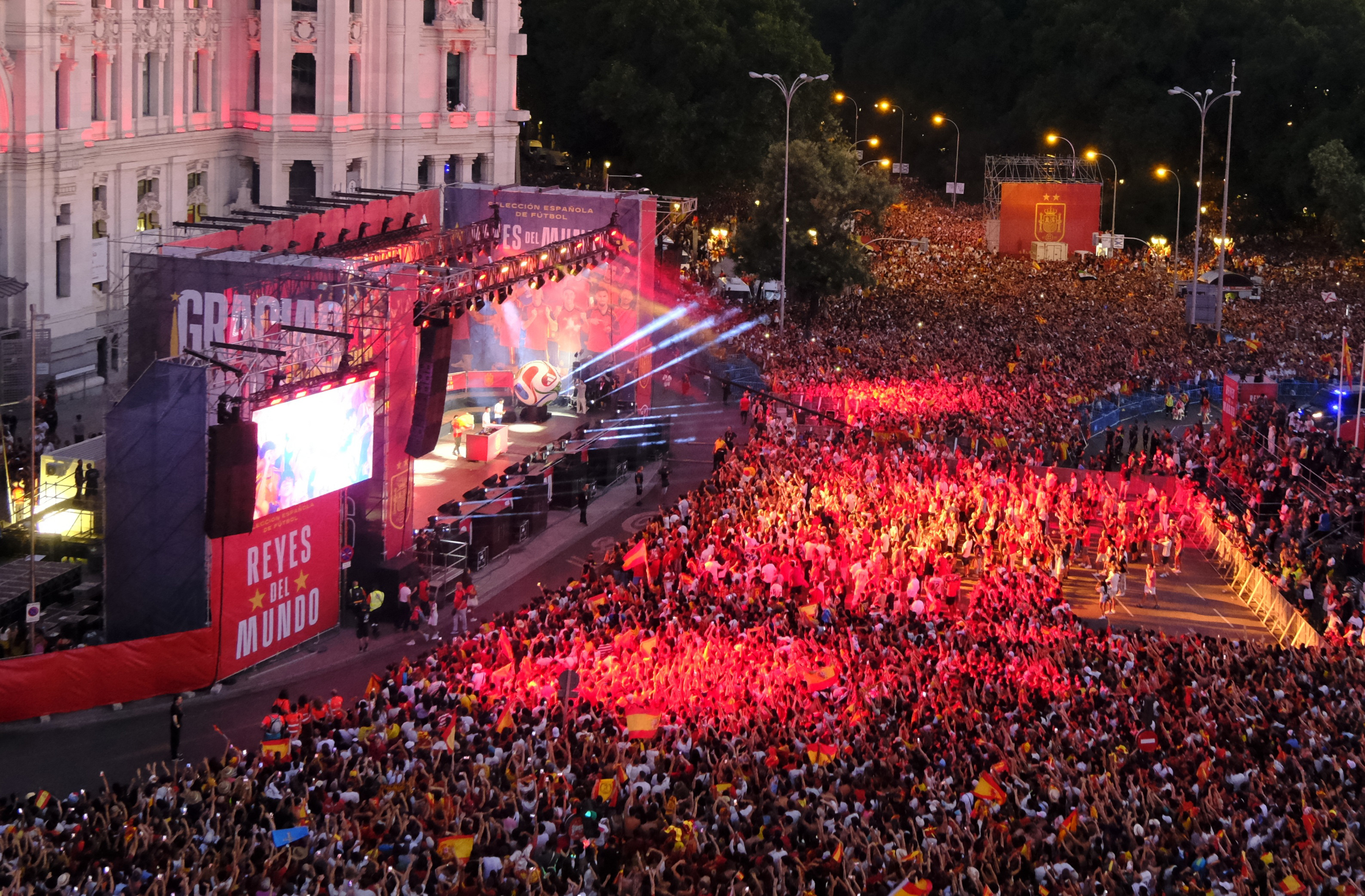 Soccer Football - FIFA World Cup 2026 - Spain Victory Parade - Madrid, Spain - July 20, 2026 Spain fans gather at Cibeles Square in Madrid during the victory parade as they celebrate after winning the World Cup REUTERS/Nacho Doce