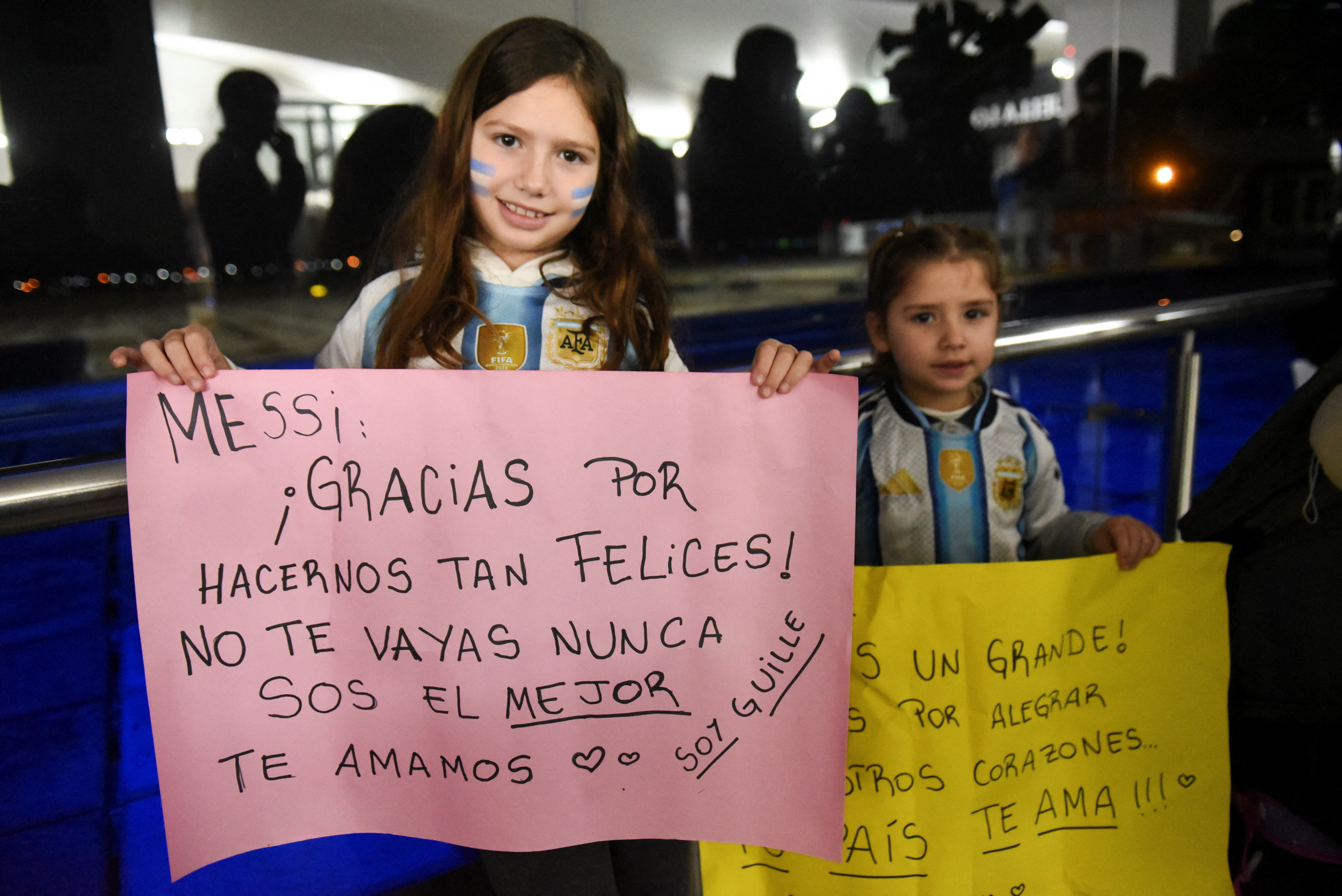 Fans of Argentine soccer player Lionel wait for his arrival at Islas Malvinas International Airport fafter the 2026 FIFA World Cup, in Rosario, Argentina, July 21, 2026. REUTERS/Juan José Garcia.
