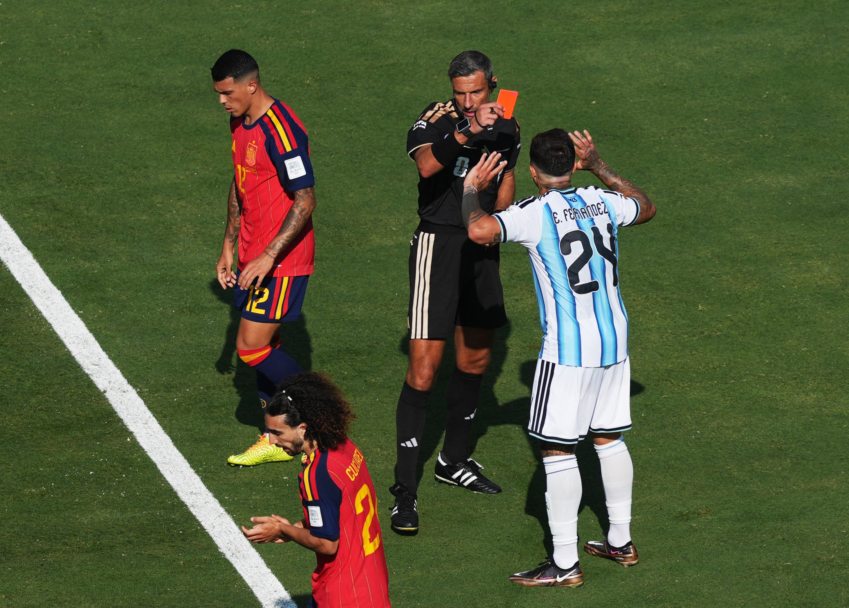 Soccer Football - FIFA World Cup 2026 - Final - Spain v Argentina - New York/New Jersey Stadium, East Rutherford, New Jersey, U.S. - July 19, 2026 Argentina's Enzo Fernandez is shown a red card by referee Slavko Vincic after receiving two yellow cards IMA