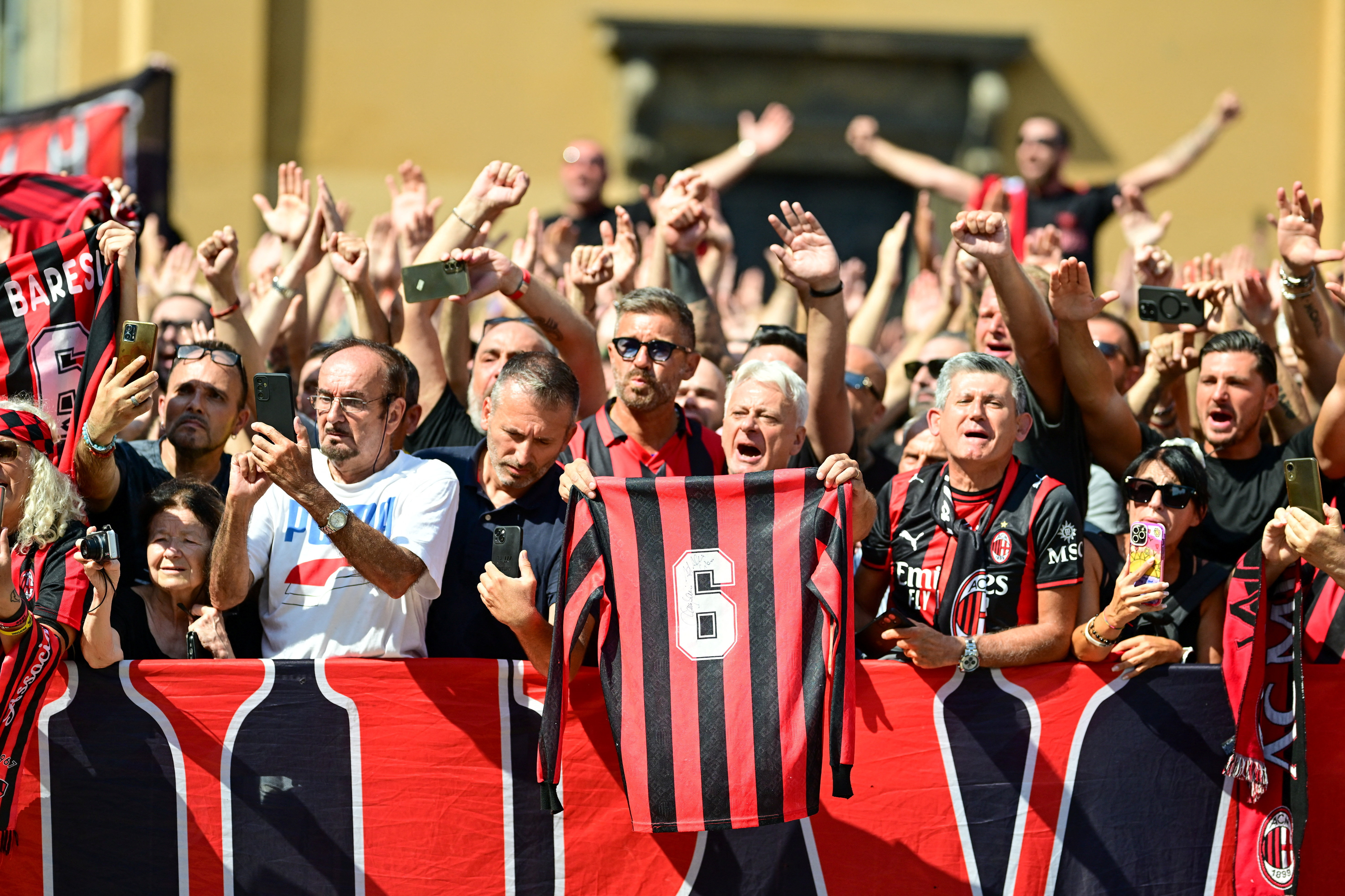 Mourners gather during the funeral of former AC Milan and Italy soccer player Franco Baresi outside the Basilica of Sant'Ambrogio, in Milan, Italy, August 4, 2026. REUTERS/Daniele Mascolo