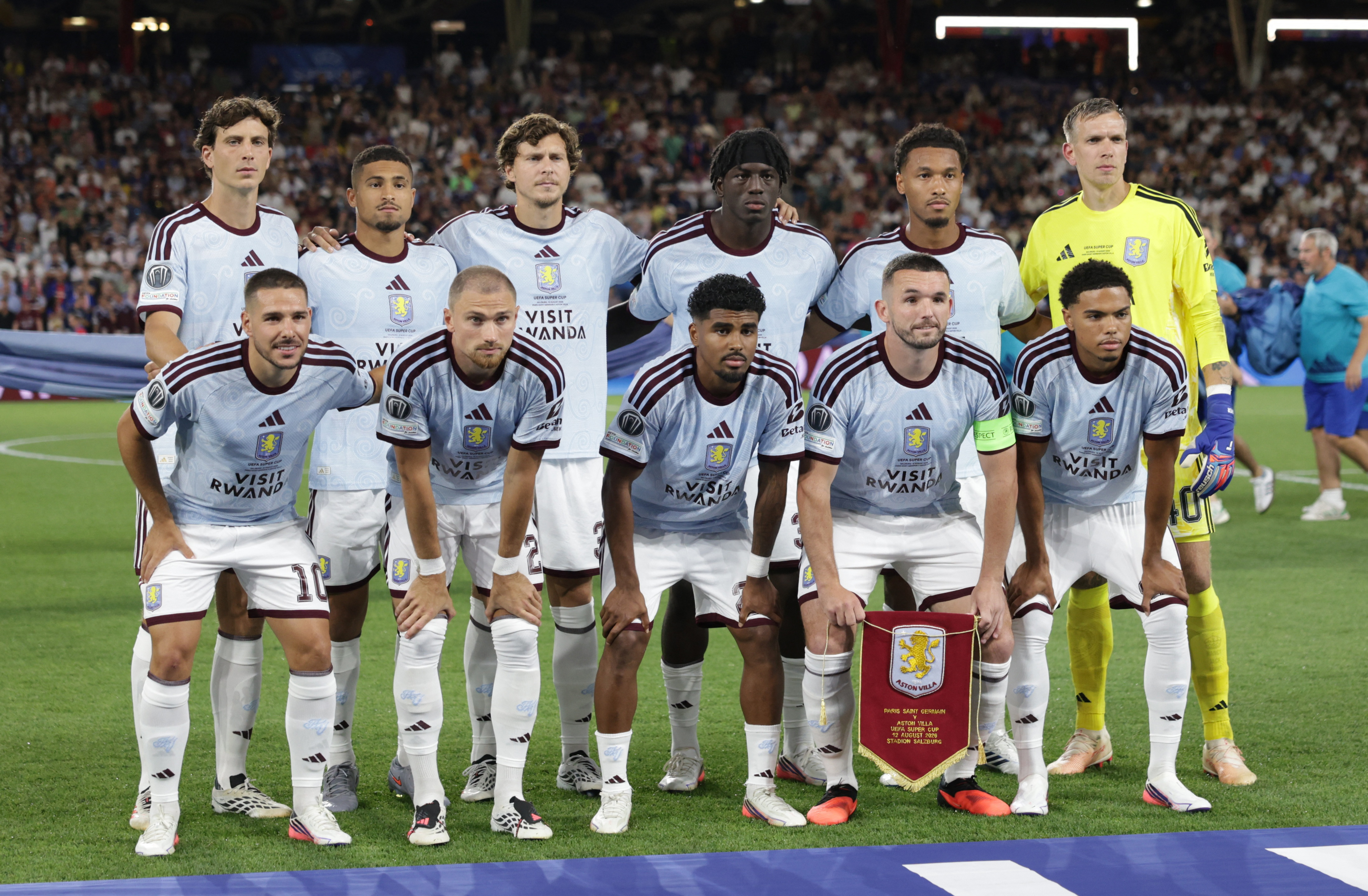 Soccer Football - UEFA Super Cup - Paris St Germain v Aston Villa - Stadion Salzburg, Salzburg, Austria - August 12, 2026 Aston Villa players pose for a team group photo before the match REUTERS/Gintare Karpaviciute