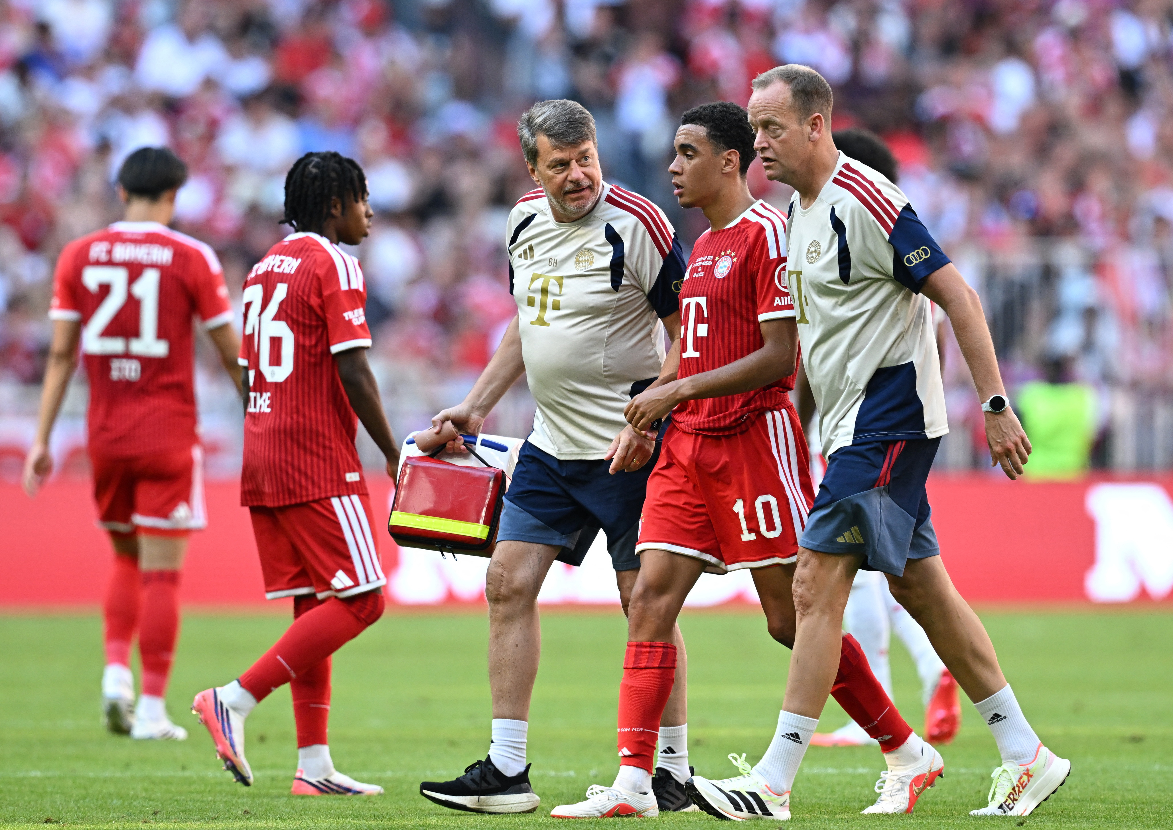 Soccer Football - Pre Season Friendly - Bayern Munich v RB Leipzig - Allianz Arena, Munich, Germany - August 15, 2026 Bayern Munich's Jamal Musiala walks off the pitch to be substituted after sustaining an injury REUTERS/Angelika Warmuth
