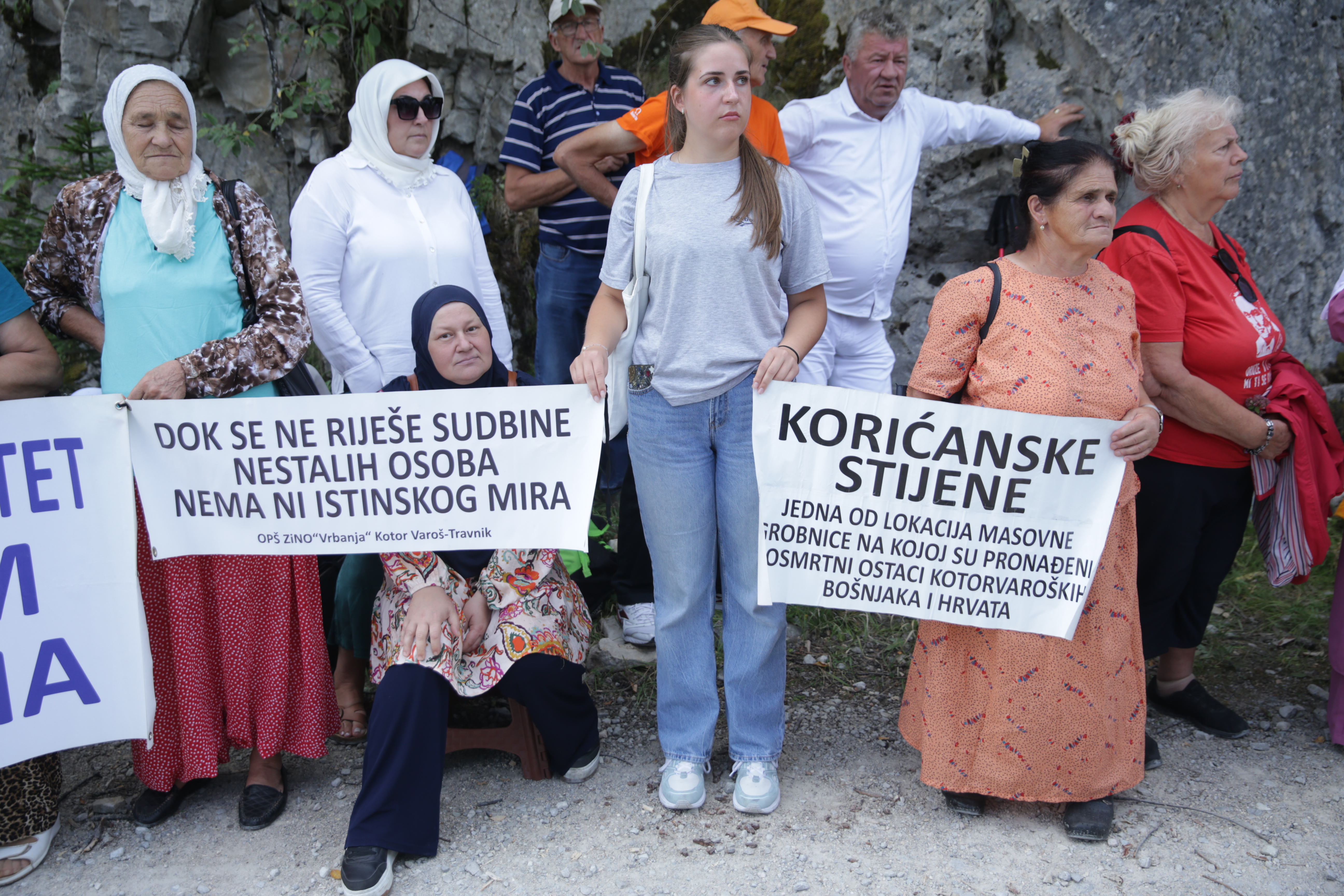 AA-20260821-42267494-42267478-GODISNJICA_MASAKRA_NA_KORICANSKIM_STIJENAMA_OVDJE_JE_NAPISANA_JEDNA_OD_NAJMRACNIJIH_HISTORIJA.jpg