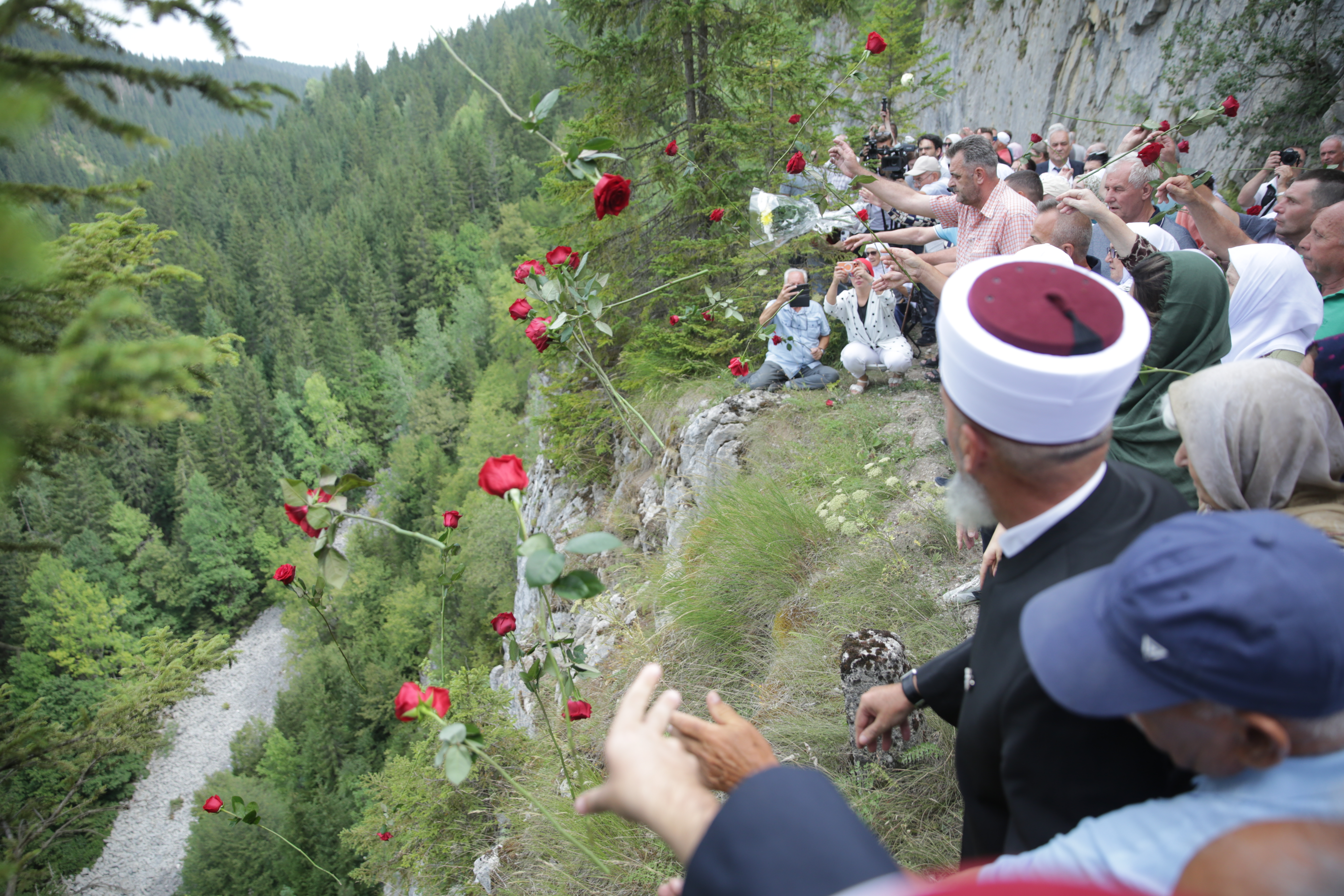 AA-20260821-42267494-42267477-GODISNJICA_MASAKRA_NA_KORICANSKIM_STIJENAMA_OVDJE_JE_NAPISANA_JEDNA_OD_NAJMRACNIJIH_HISTORIJA.jpg