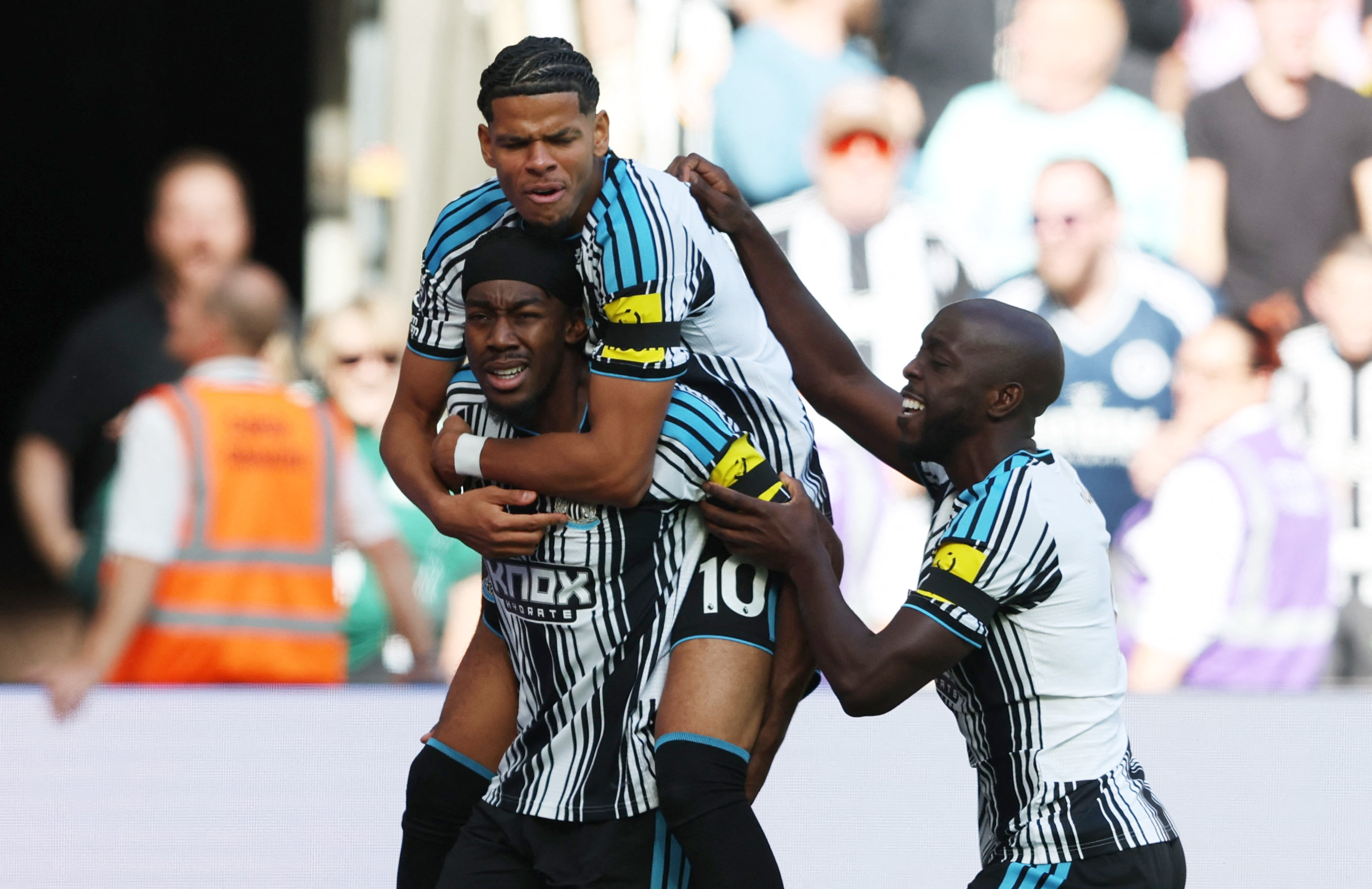 Soccer Football - Premier League - Newcastle United v Liverpool - St James' Park, Newcastle, Britain - August 23, 2026 Newcastle United's Anthony Elanga celebrates scoring their first goal with William Osula and Yoane Wissa REUTERS/Scott Heppell EDITORIAL