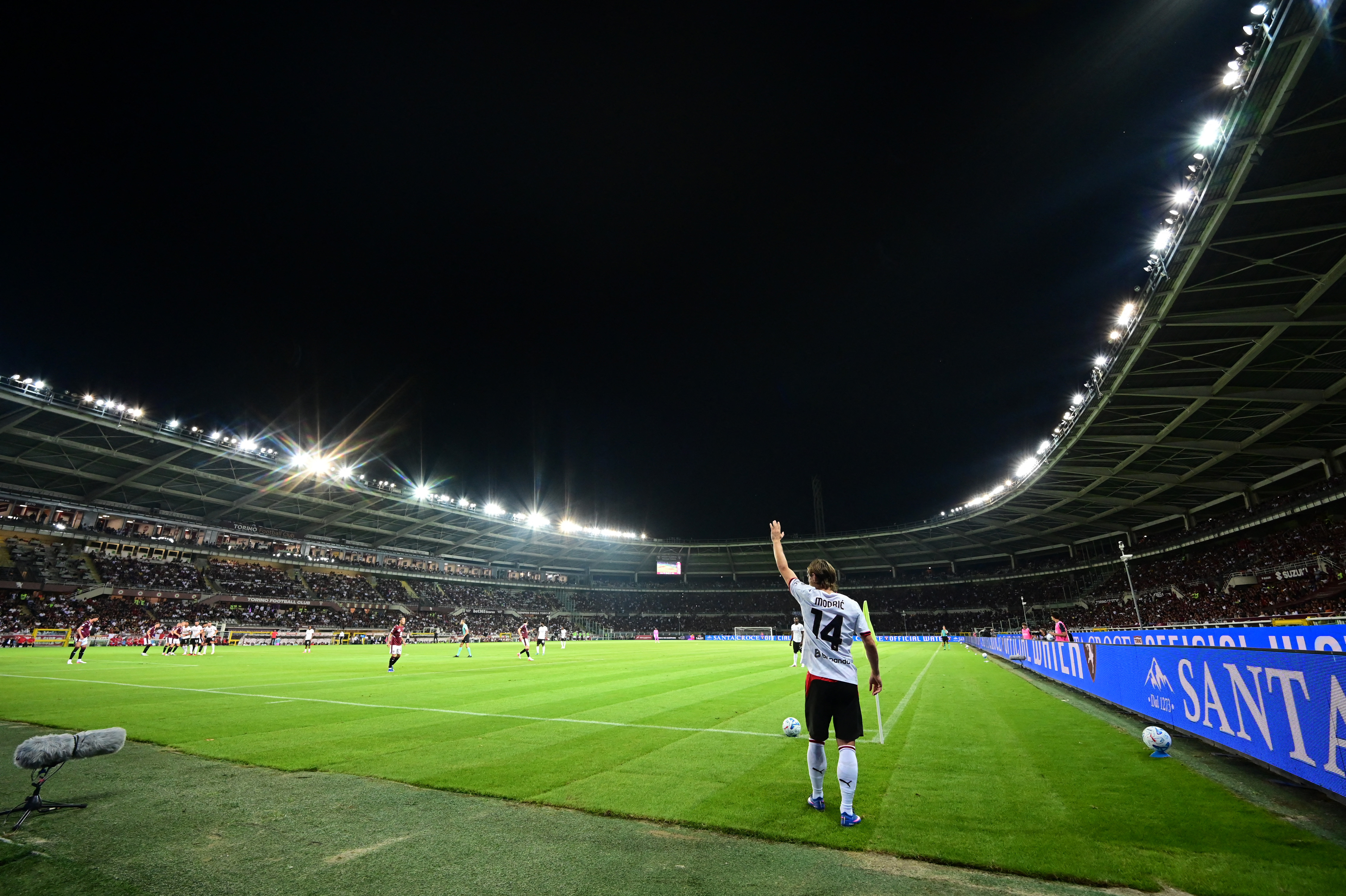 Soccer Football - Serie A - Torino v AC Milan - Stadio Olimpico Grande Torino, Turin, Italy - August 23, 2026 AC Milan's Luka Modric prepares to take a corner kick REUTERS/Daniele Mascolo
