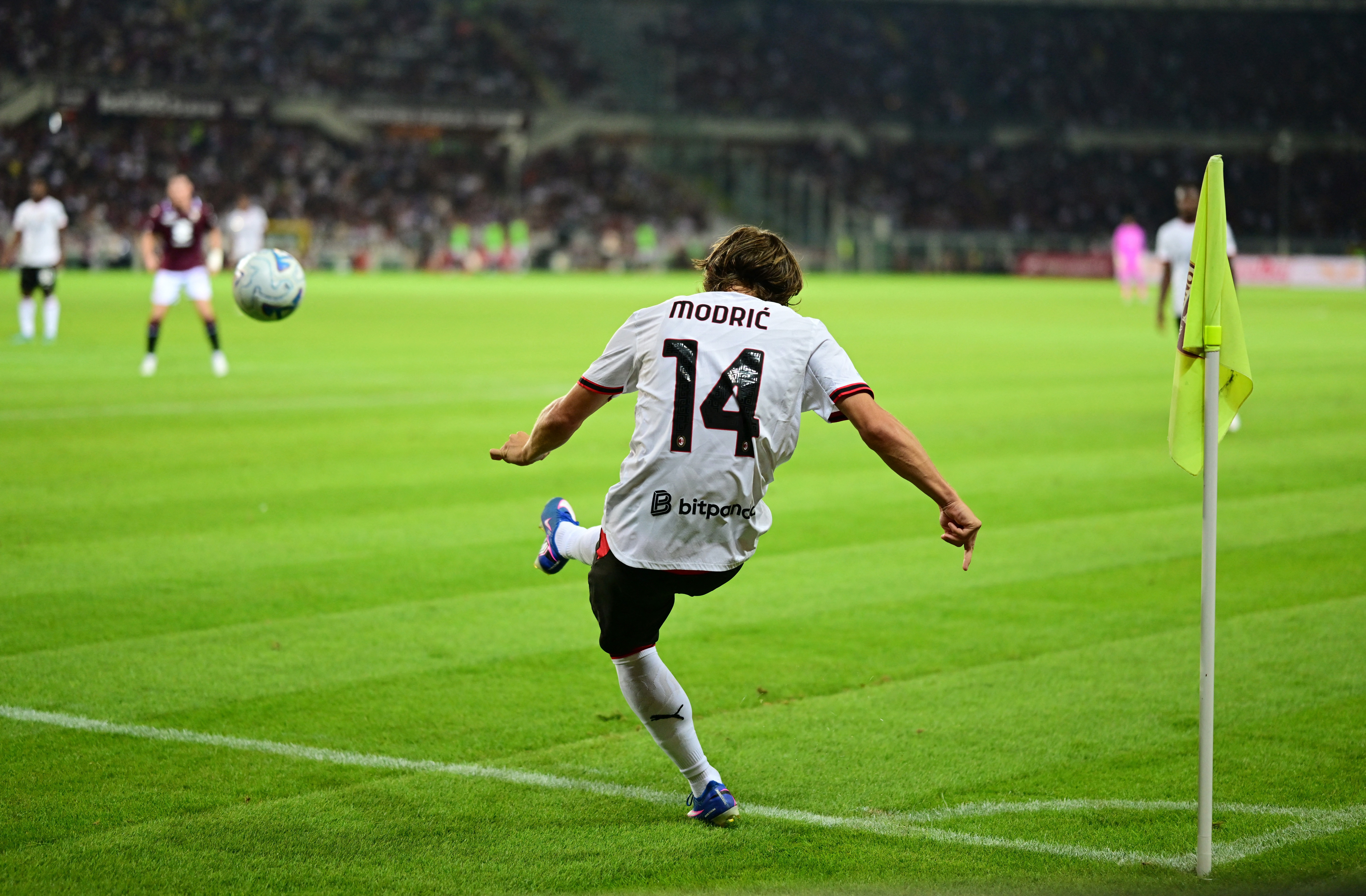 Soccer Football - Serie A - Torino v AC Milan - Stadio Olimpico Grande Torino, Turin, Italy - August 23, 2026 AC Milan's Luka Modric in action as he takes a corner kick REUTERS/Daniele Mascolo