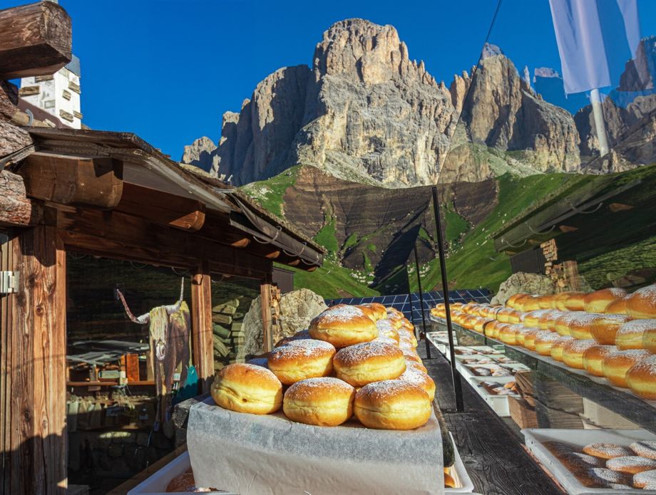63377814-krafne-su-veliki-hit-u-planinarskom-domu-friedricha-augusta-u-dolomitima