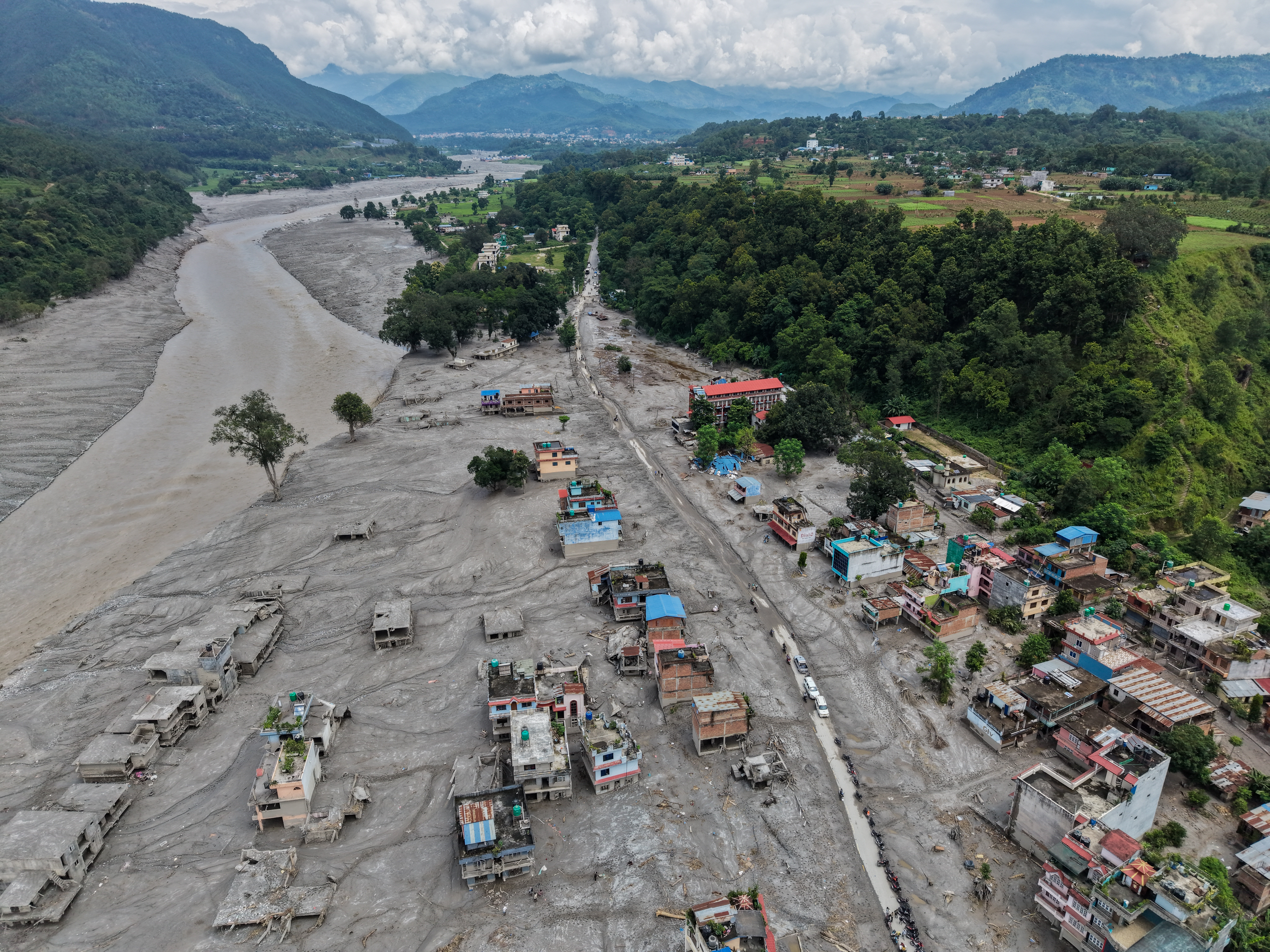 AA-20260829-42333936-42333922-BROJ_UMRLIH_I_NESTALIH_RASTE_NAKON_POPLAVA_U_NEPALU_I_KINI.jpg