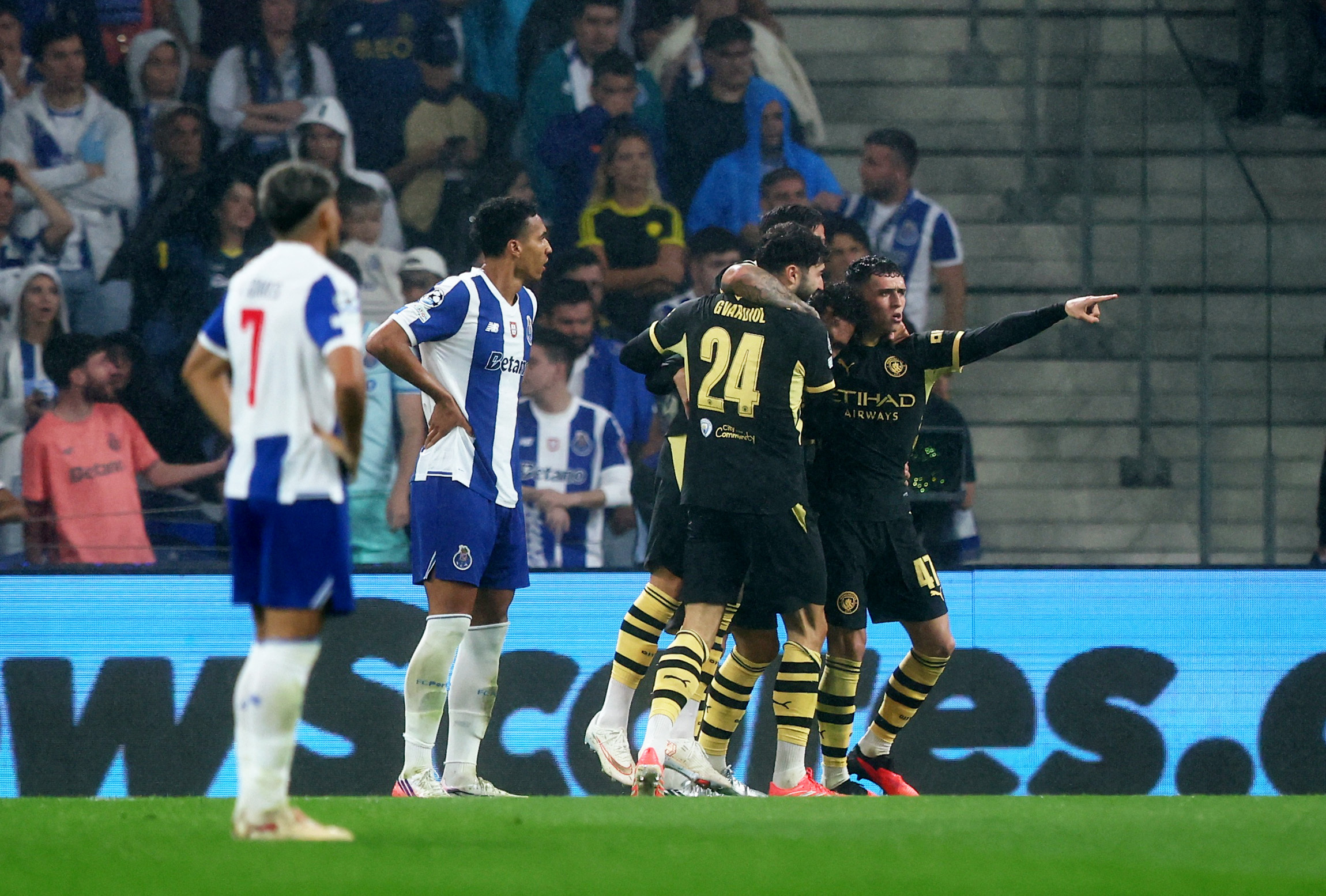 Soccer Football - UEFA Champions League - FC Porto v Manchester City - Estadio do Dragao, Porto, Portugal - September 8, 2026 Manchester City's Enzo Fernandez celebrates with teammates after Erling Haaland scores their first goal REUTERS/Pedro Nunes