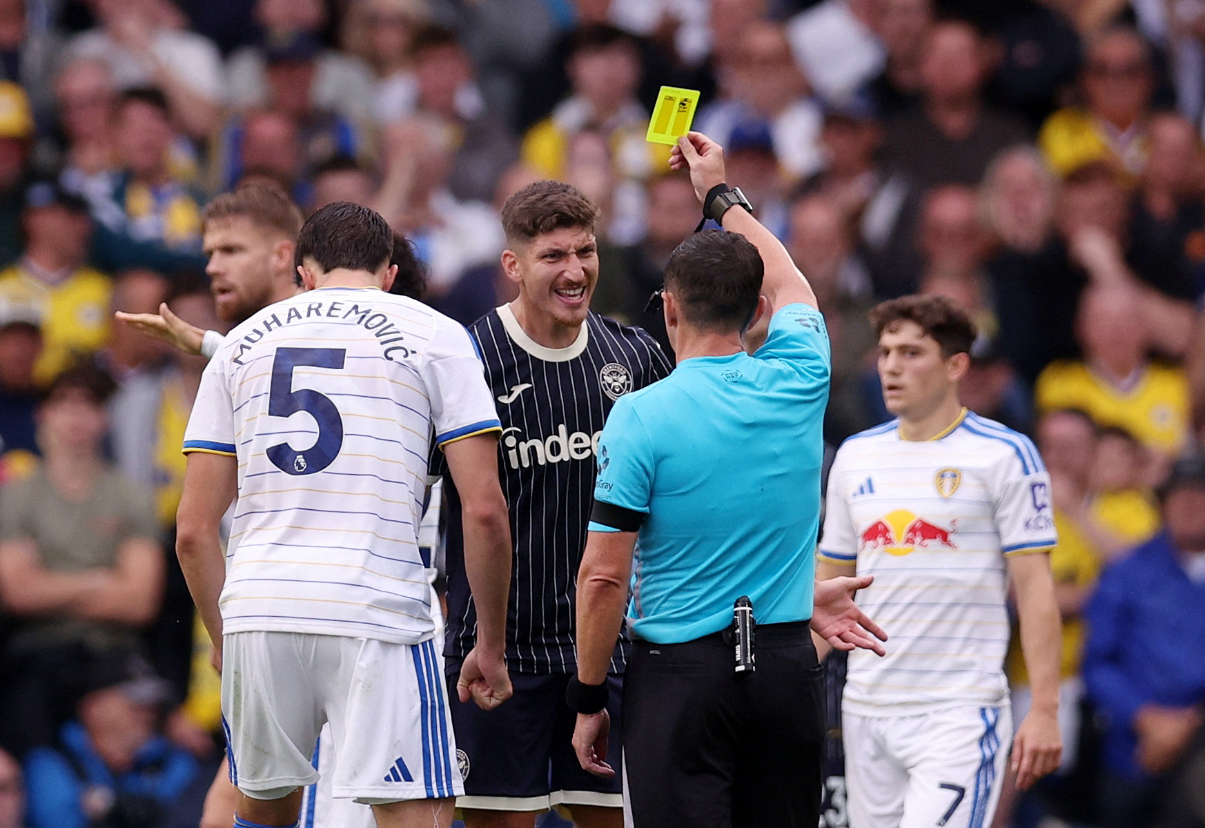 Soccer Football - Premier League - Leeds United v Brentford - Elland Road, Leeds, Britain - August 30, 2026 Brentford's Vitaly Janelt is shown a yellow card by referee Tony Harrington REUTERS/Chris Radburn EDITORIAL USE ONLY. NO USE WITH UNAUTHORIZED AUDI