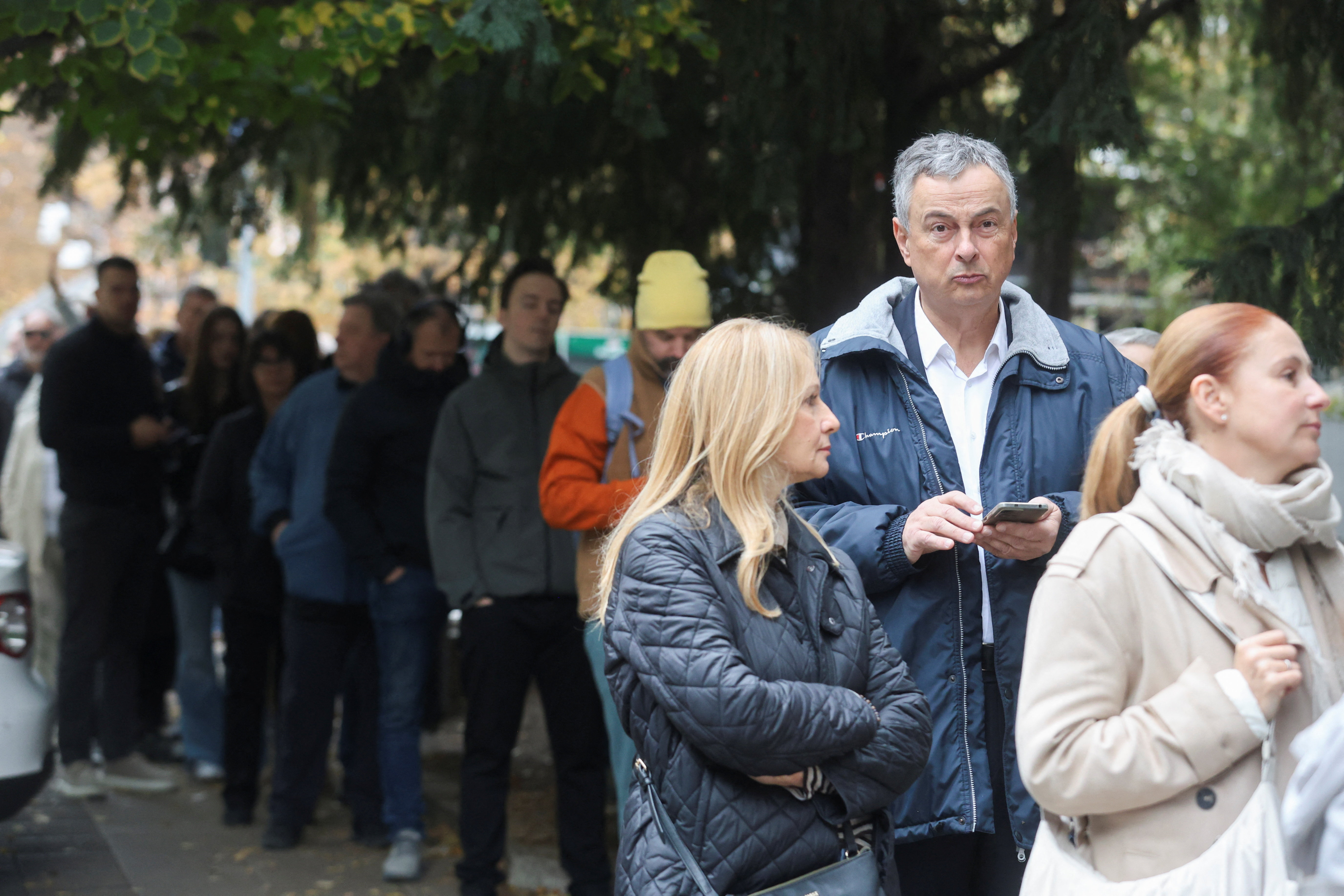 Bivši guverner Nacionalne banke Srbije i kandidat Studentske liste Dejan Šoškić čeka u redu za glasanje