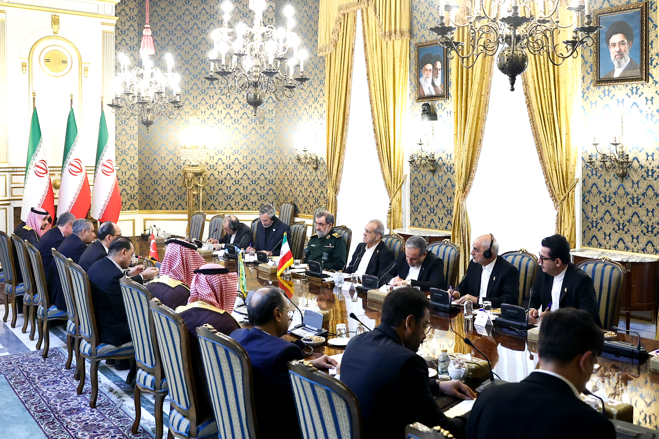 Delegacije Turske, Saudijske Arabije, Pakistana i Irana na četverostranom sastanku u Teheranu