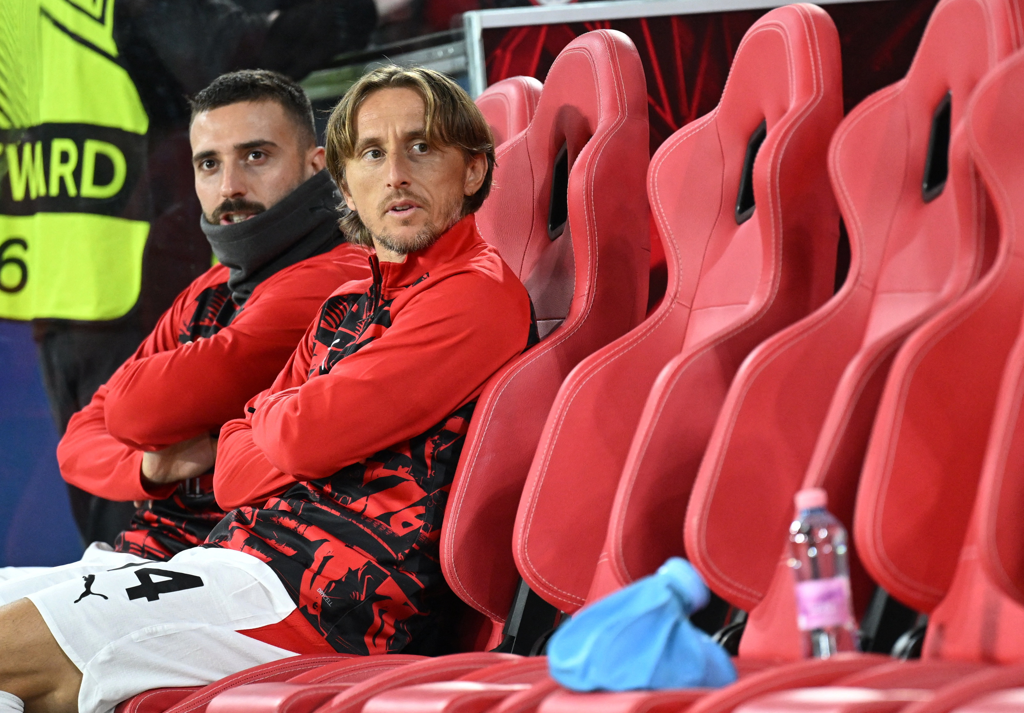 Soccer Football - UEFA Europa League - RB Salzburg v AC Milan - Stadion Salzburg, Salzburg, Austria - October 15, 2026 AC Milan's Luka Modric and Mario Gila on the bench before the match REUTERS/Angelika Warmuth