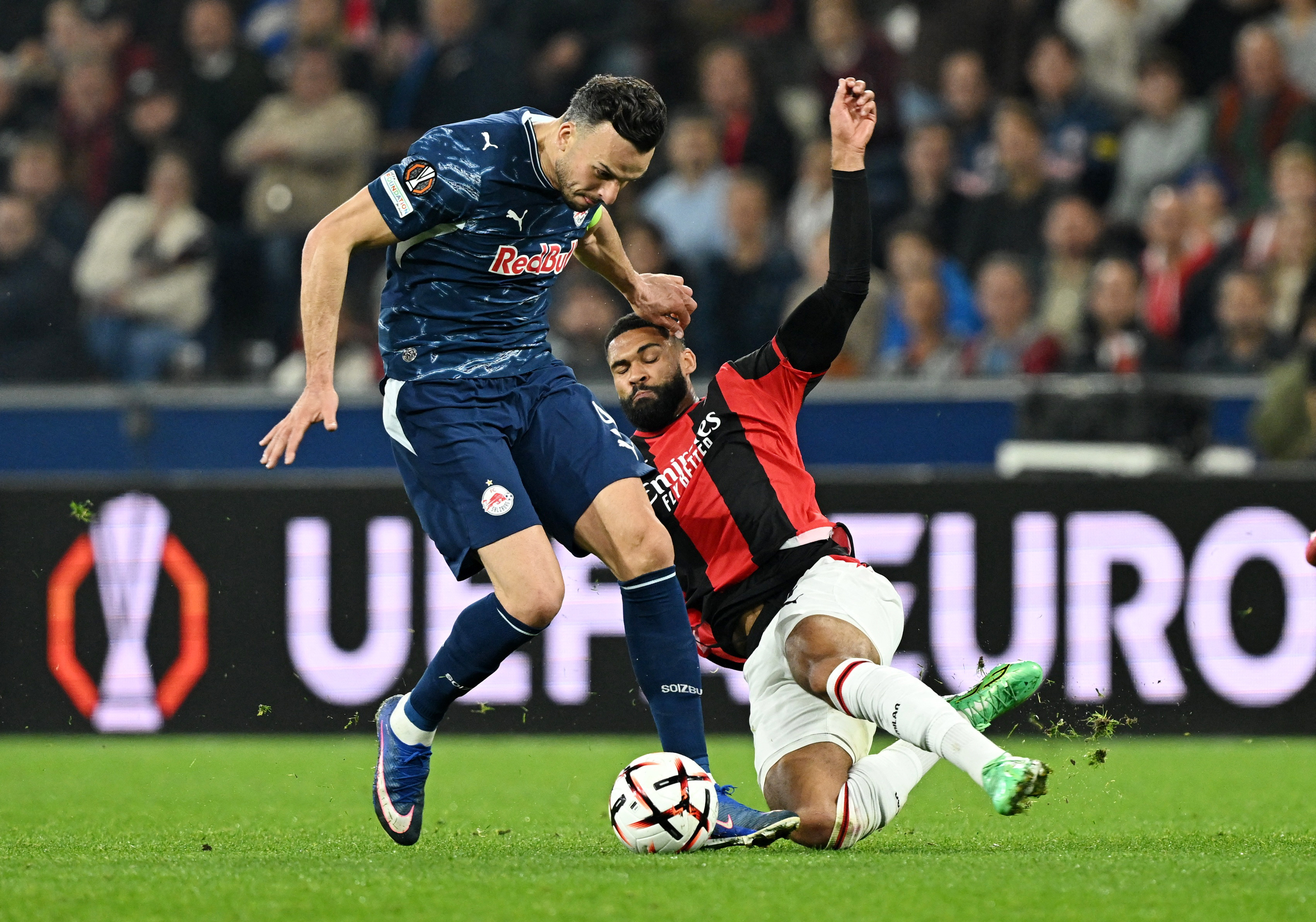 Soccer Football - UEFA Europa League - RB Salzburg v AC Milan - Stadion Salzburg, Salzburg, Austria - October 15, 2026 AC Milan's Ruben Loftus-Cheek in action with RB Salzburg's Haris Tabakovic REUTERS/Angelika Warmuth