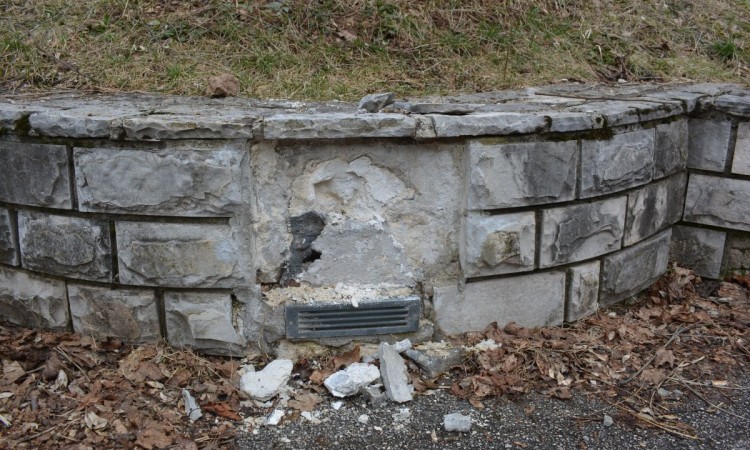 Ponovo devastirane ploče u Aleji ambasadora