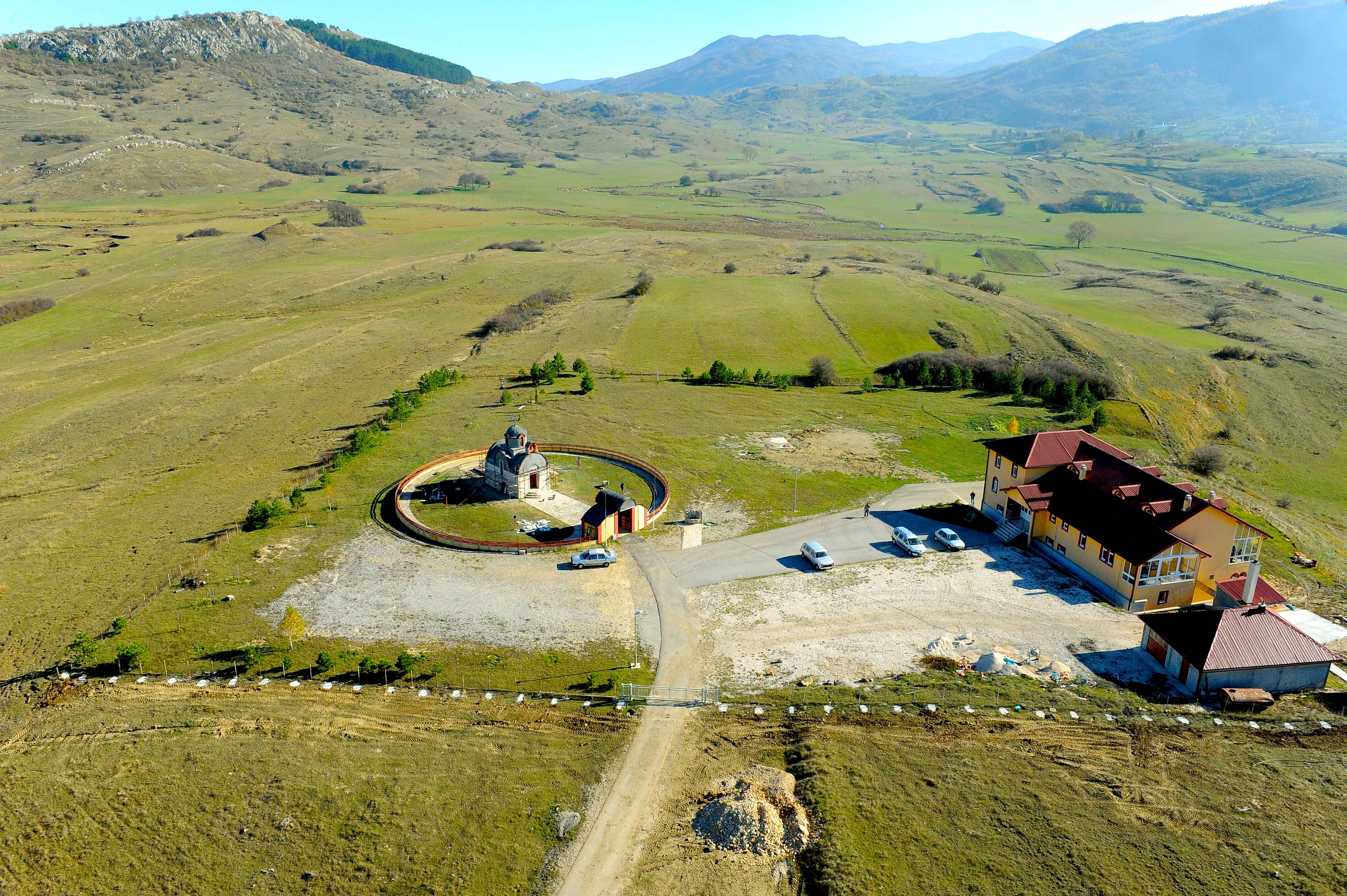 2. U selu Danićima kod Gacka monasi  iz manastira oblažu kamenom crkvu