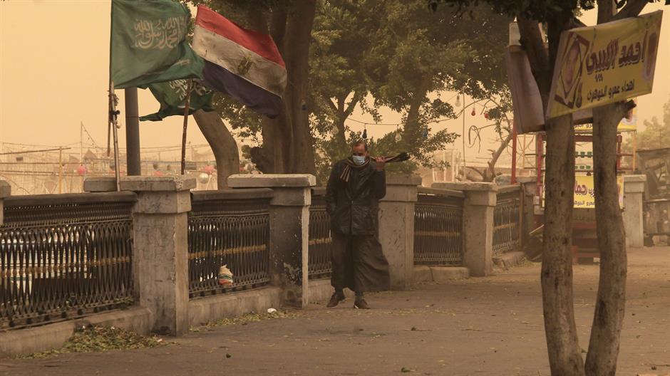 2015-02-11T113629Z_1370443855_GM1EB2B1I6201_RTRMADP_3_EGYPT-DUST-STORM