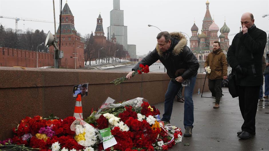 2015-02-28T072310Z_2094443200_GM1EB2S16MV01_RTRMADP_3_RUSSIA-NEMTSOV