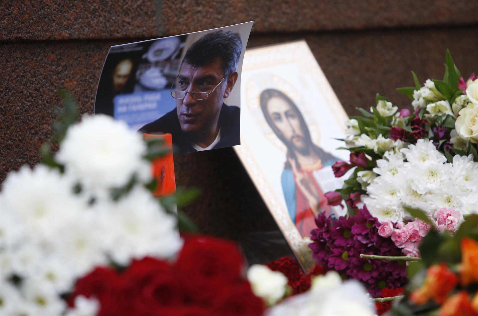 2015-02-28T083826Z_1340480109_GM1EB2S1A2301_RTRMADP_3_RUSSIA-NEMTSOV
