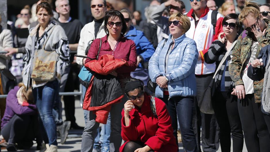 2015-04-17T110457Z_71607157_LR2EB4H0URYCB_RTRMADP_3_FRANCE-CRASH-GERMANY-MEMORIAL-SERVICE