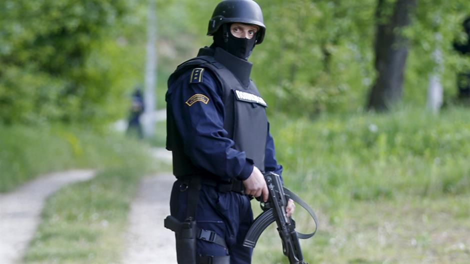 2015-04-28T055443Z_1618478817_GF10000075599_RTRMADP_3_BOSNIA-POLICE-ATTACK