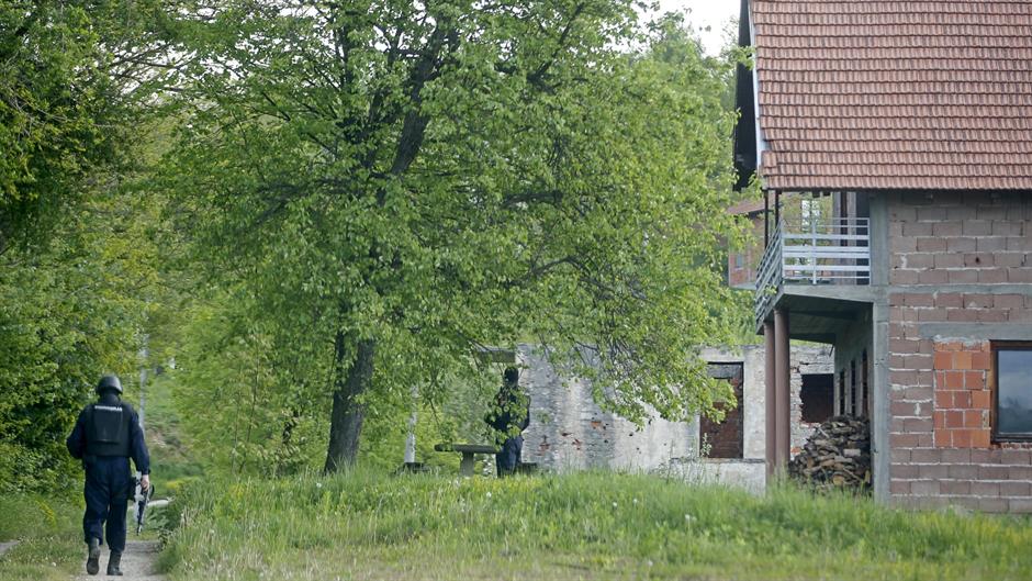 2015-04-28T055443Z_1767484697_GF10000075600_RTRMADP_3_BOSNIA-POLICE-ATTACK