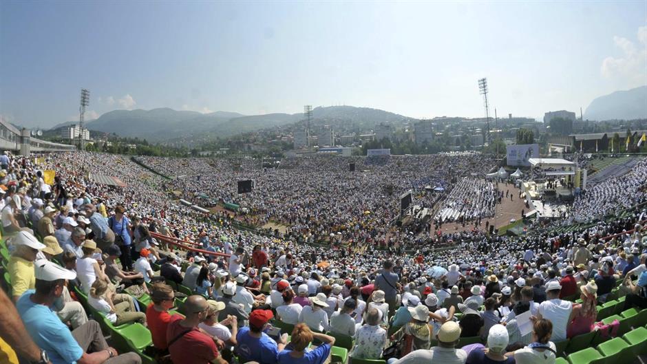2015-06-06T083844Z_613966328_LR1EB660O0981_RTRMADP_3_BOSNIA-POPE