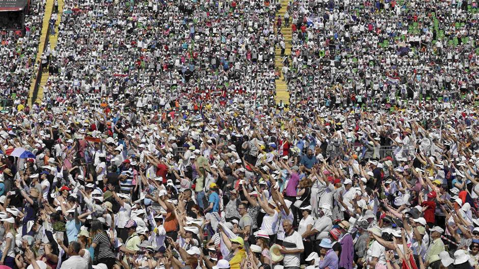 2015-06-06T084240Z_1823303622_LR1EB660O6T83_RTRMADP_3_BOSNIA-POPE