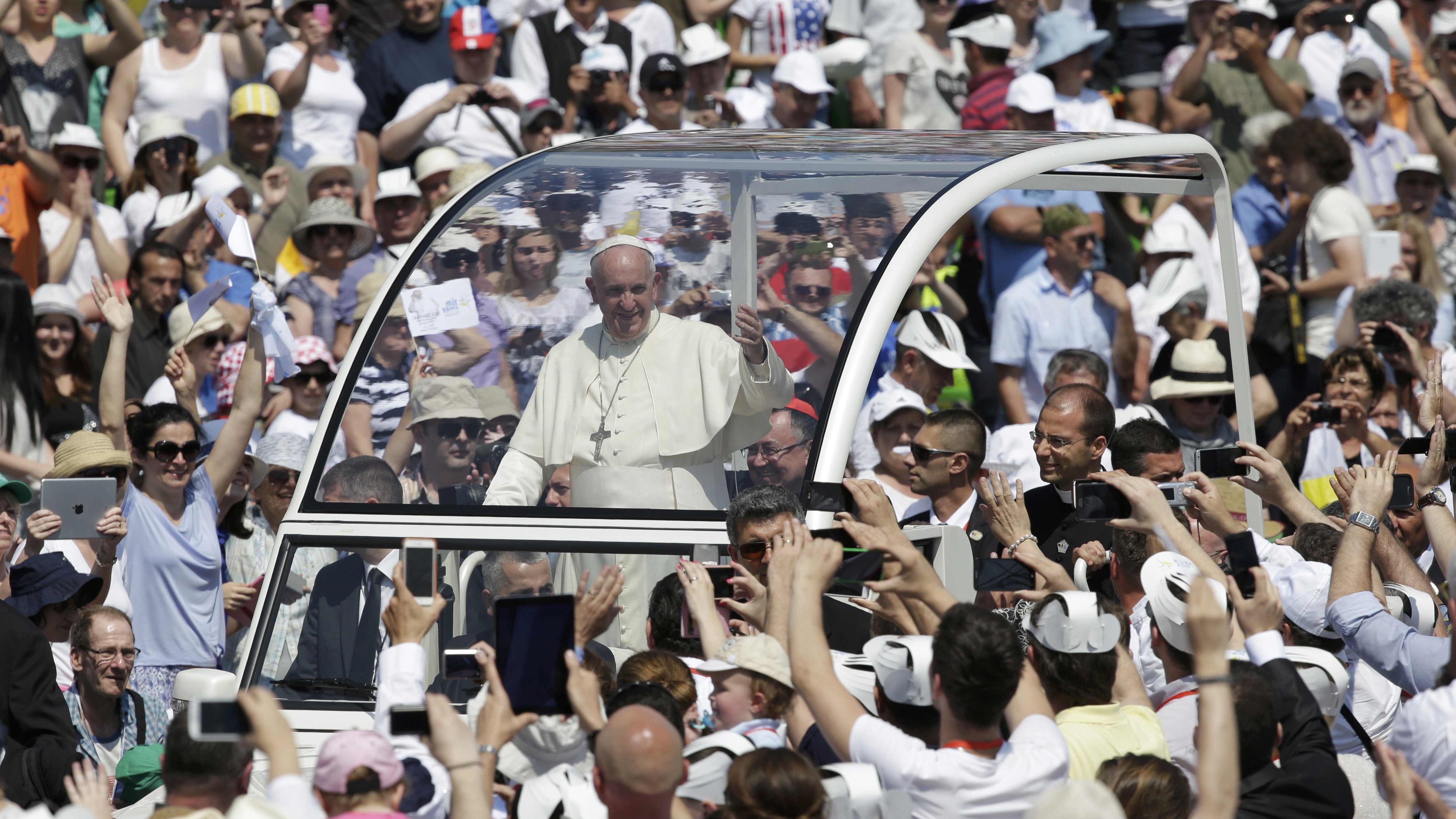 2015-06-06T091707Z_1880954634_LR1EB660PS999_RTRMADP_3_BOSNIA-POPE