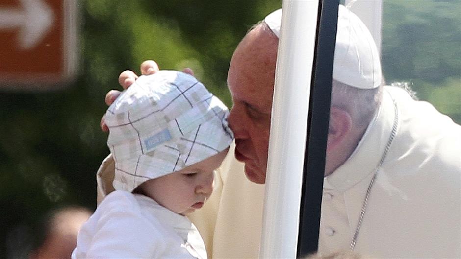 2015-06-06T093533Z_665934227_LR1EB660QMZ9J_RTRMADP_3_BOSNIA-POPE