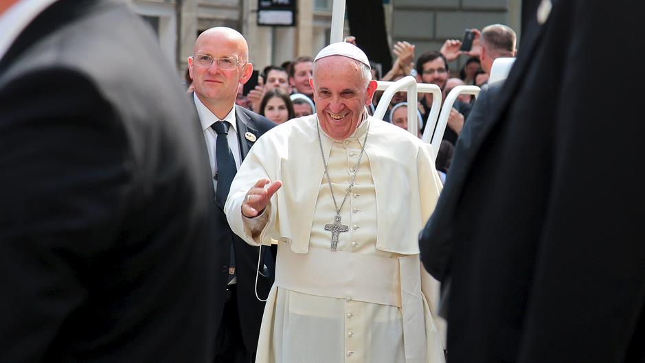 2015-06-06T154114Z_225368916_GF10000119199_RTRMADP_3_BOSNIA-POPE