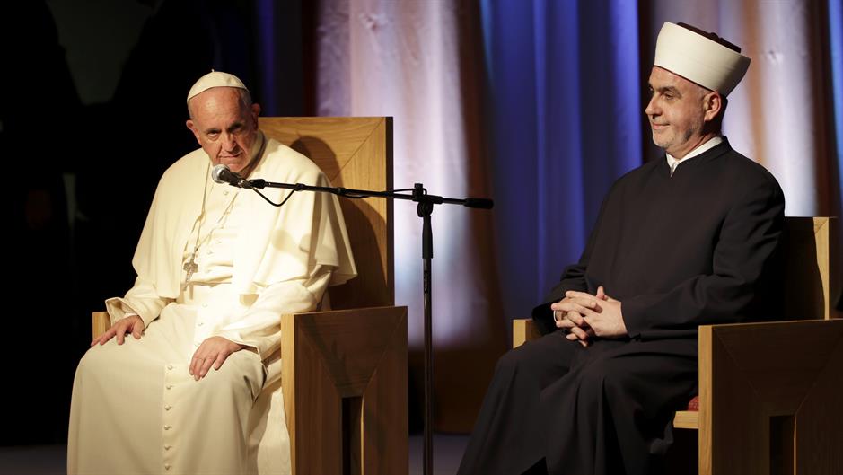 2015-06-06T160406Z_897965900_LR1EB6618MKYI_RTRMADP_3_BOSNIA-POPE