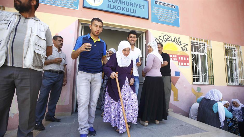 2015-06-07T091508Z_130411885_LR1EB670POXCX_RTRMADP_3_TURKEY-ELECTION