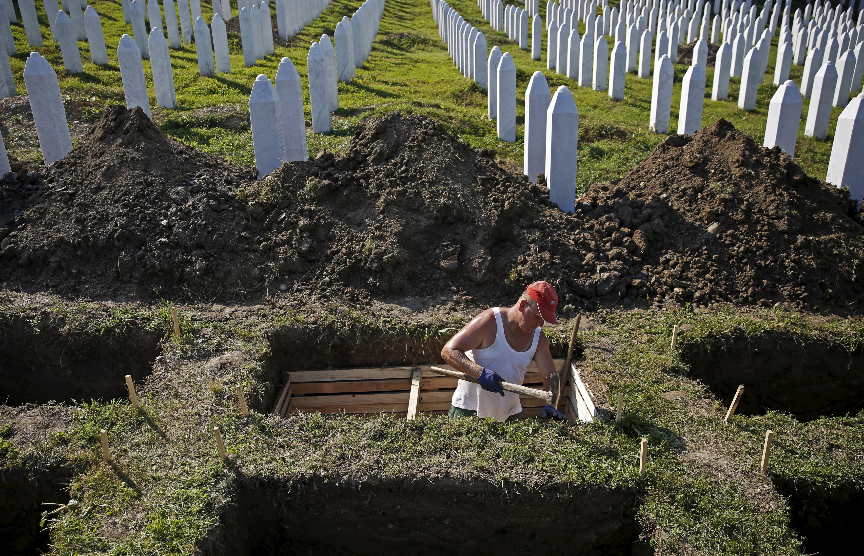 2015-07-05T171219Z_702988229_GF10000149364_RTRMADP_3_BOSNIA-SREBRENICA